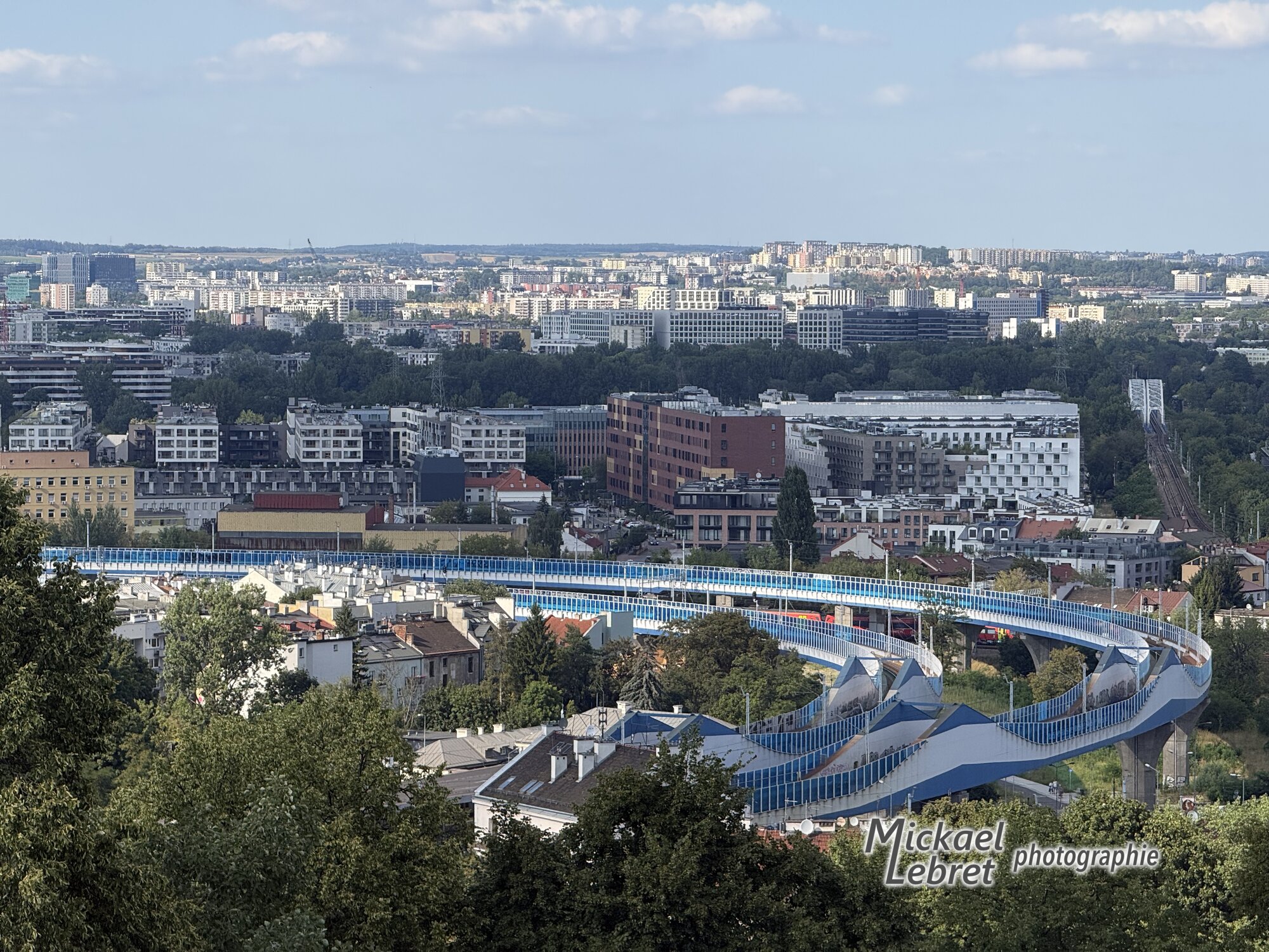 Depuis le sommet, le double pont incurvé qui porte le rail au-dessus du carrefour de la Wielicka