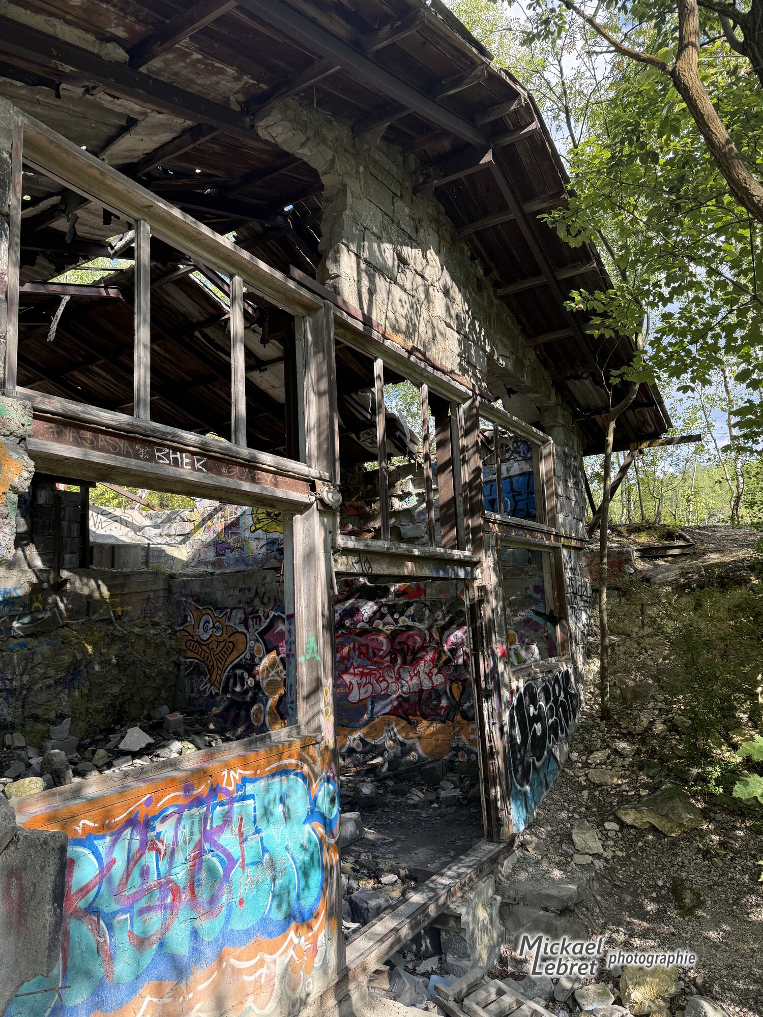 Un bâtiment abandonné de la carrière, repris par les graffitis
