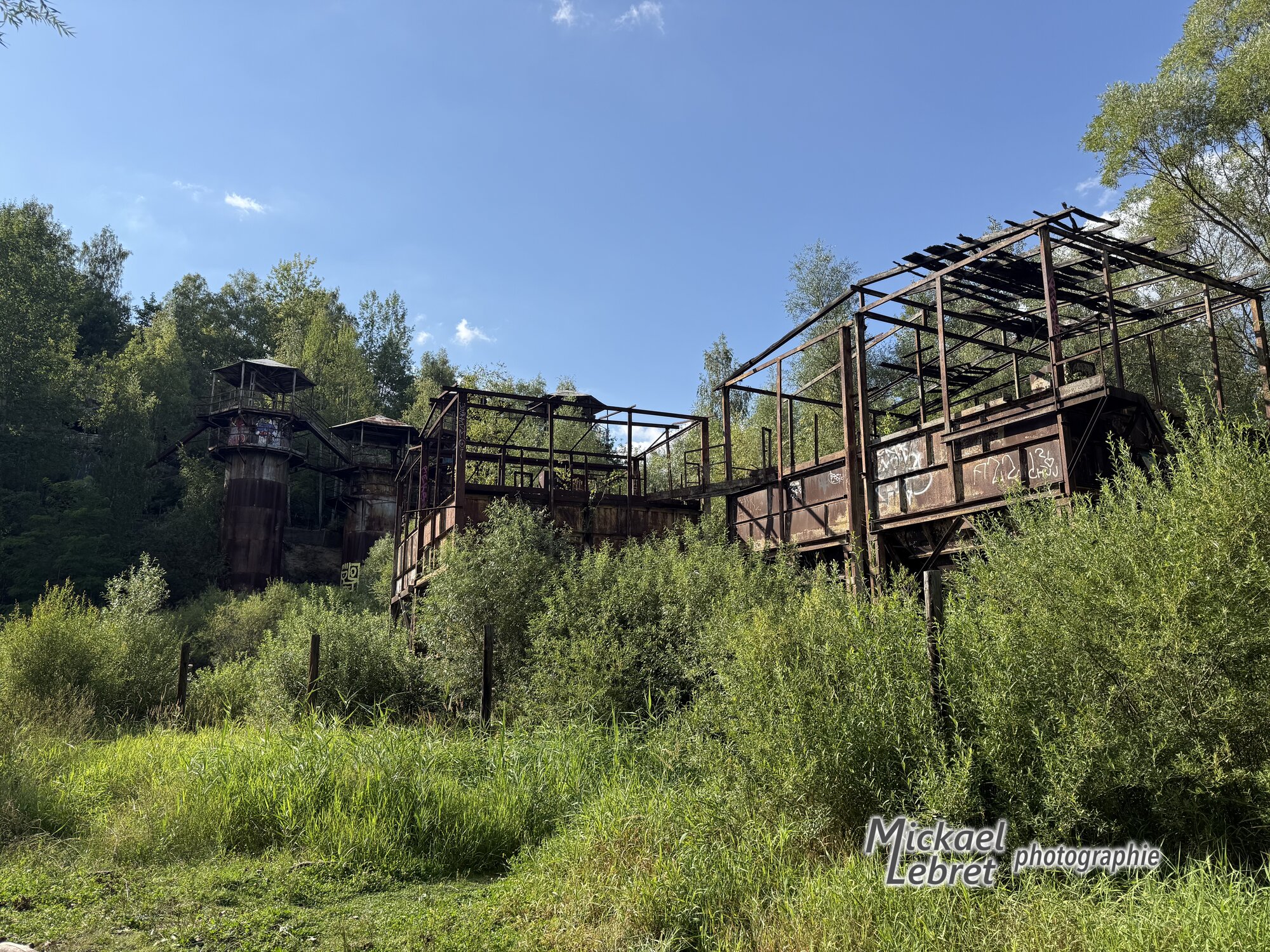 Les structures rouillées de l'ancien four à chaux