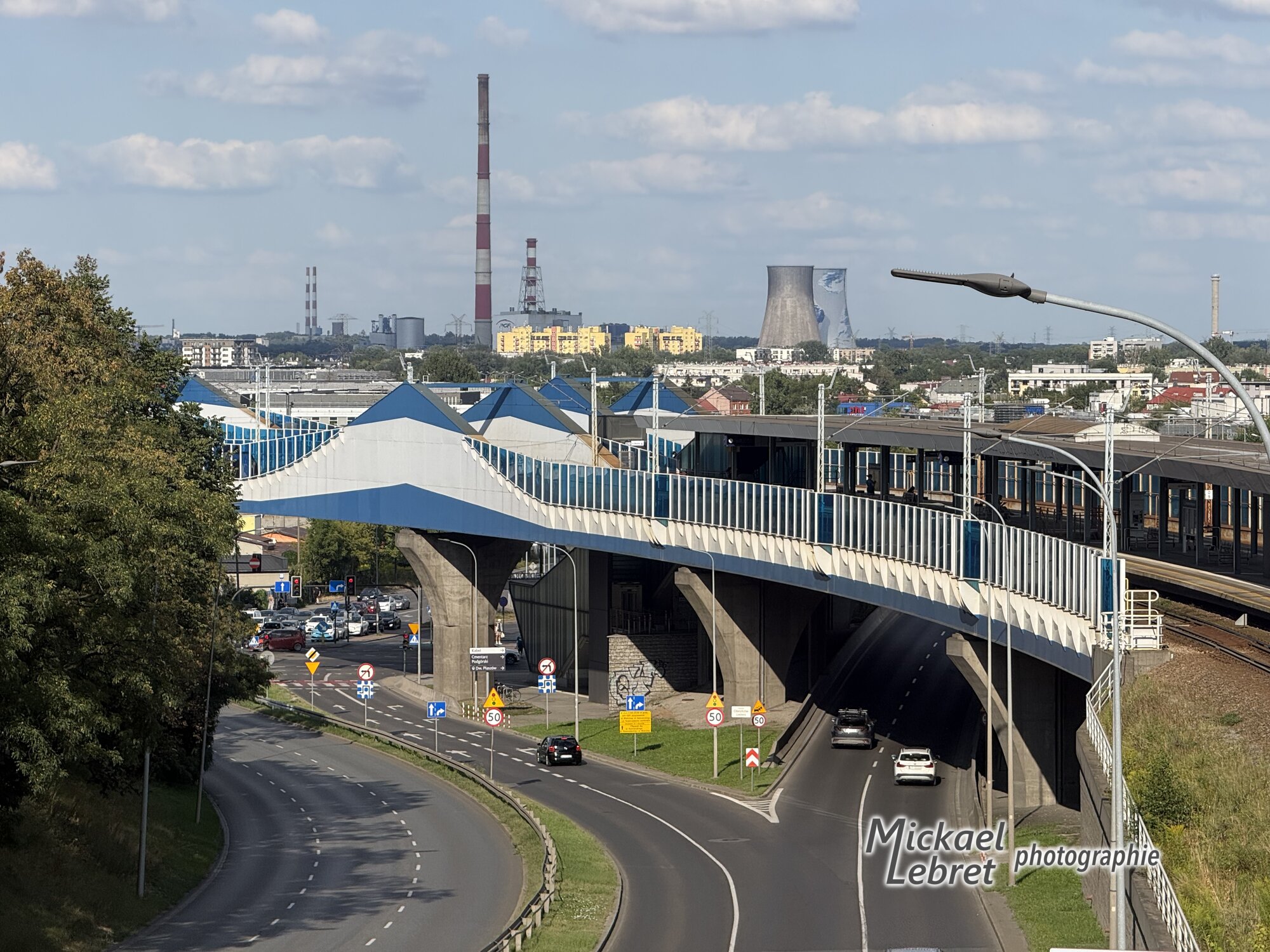 Depuis la passerelle, les voies ferrées et les cheminées de la centrale