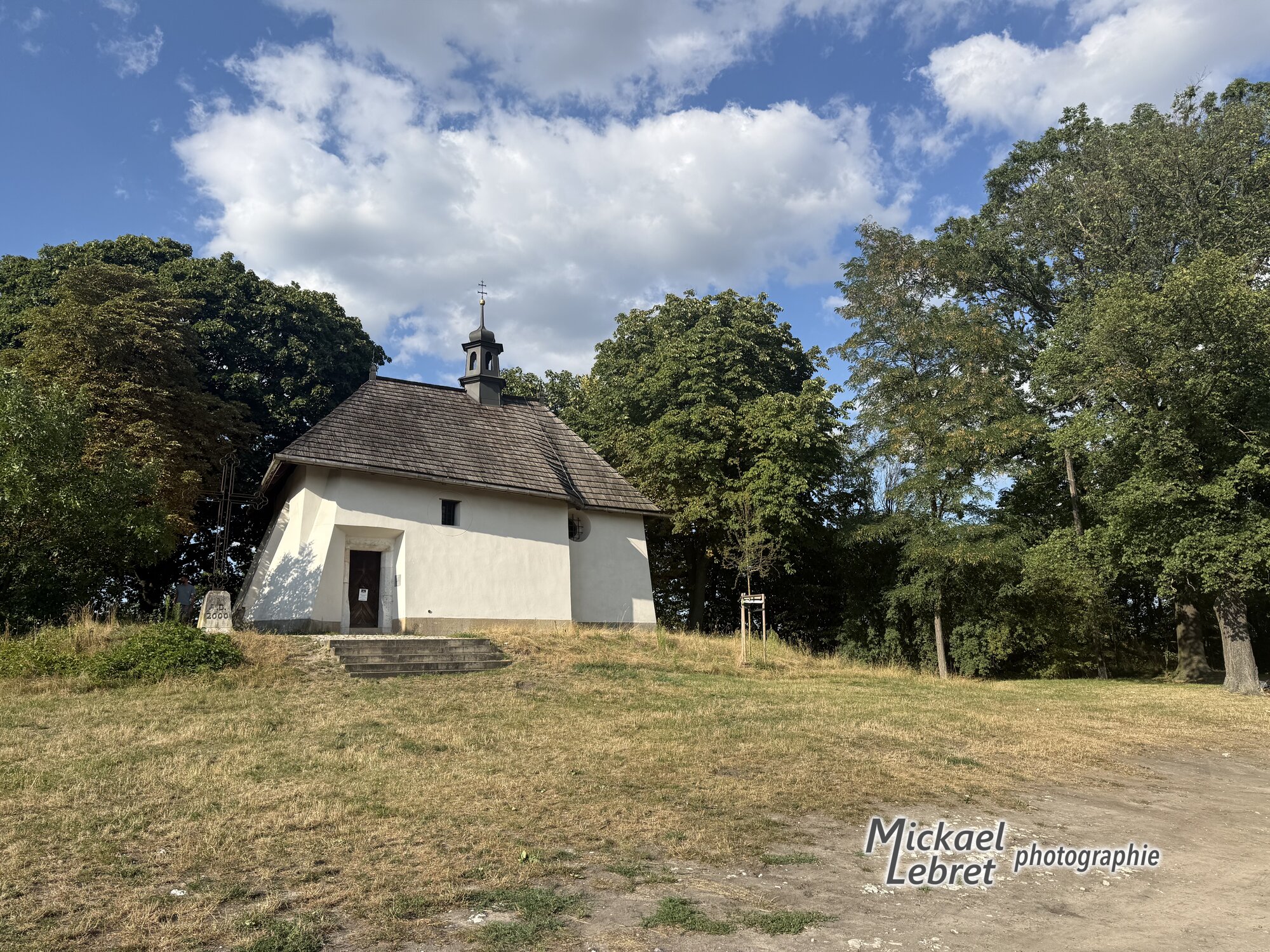 L'Église Saint-Benoît, minuscule et esseulée sur sa butte