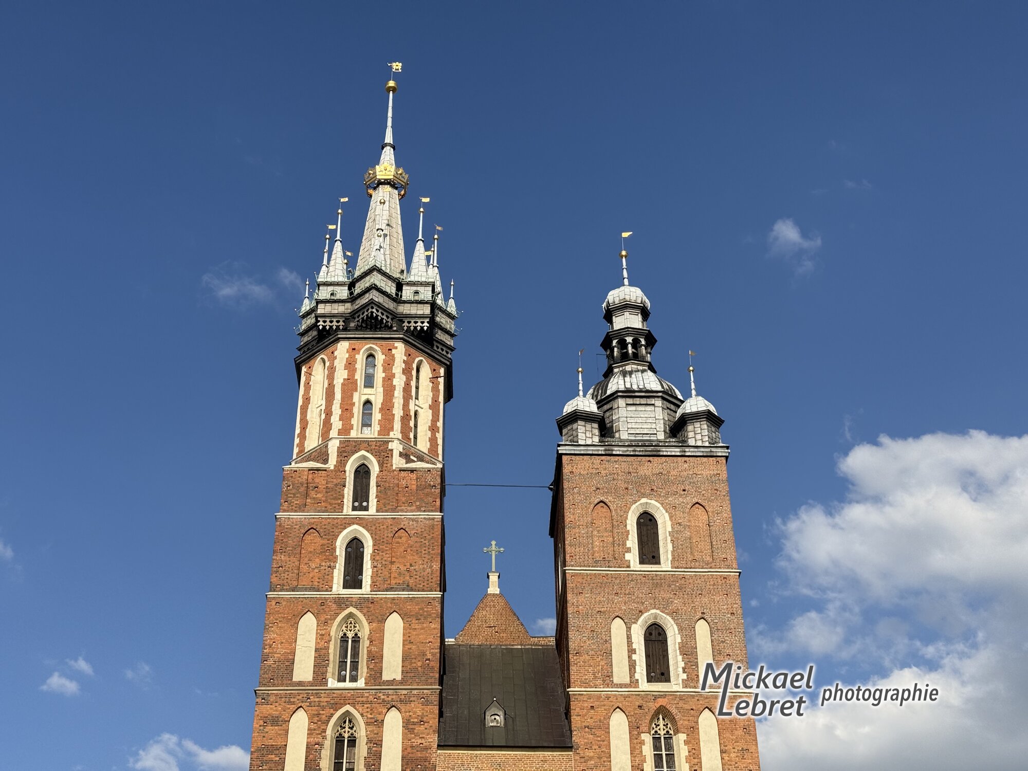 Les deux tours inégales de la Basilique Sainte-Marie