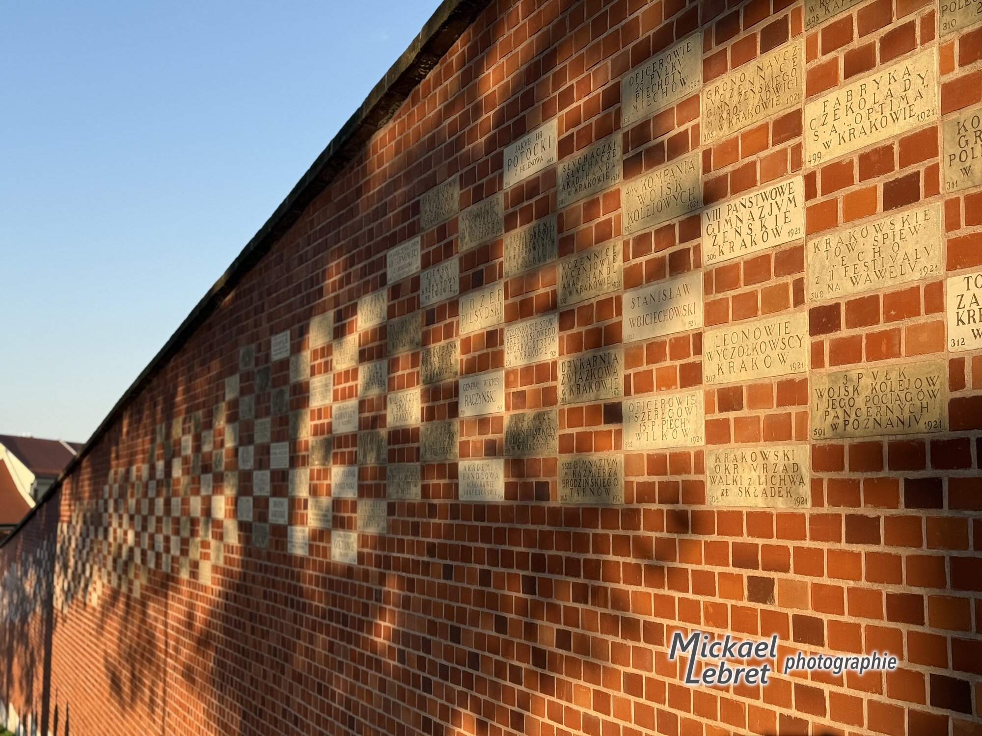 Le mur de la montée du Wawel, incrusté de briques gravées