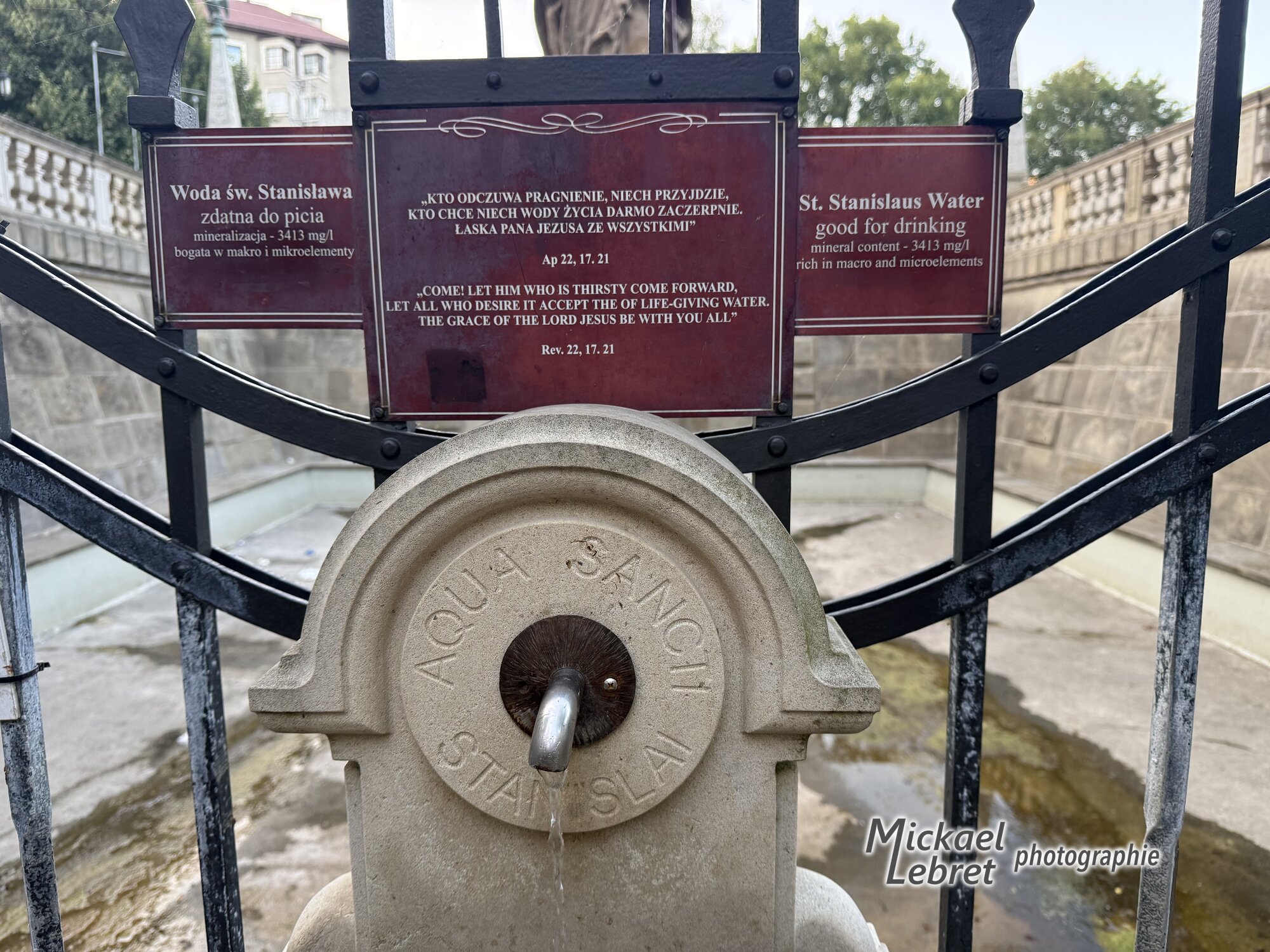La fontaine d'eau de saint Stanislas, potable, dans l'enclos de Skałka
