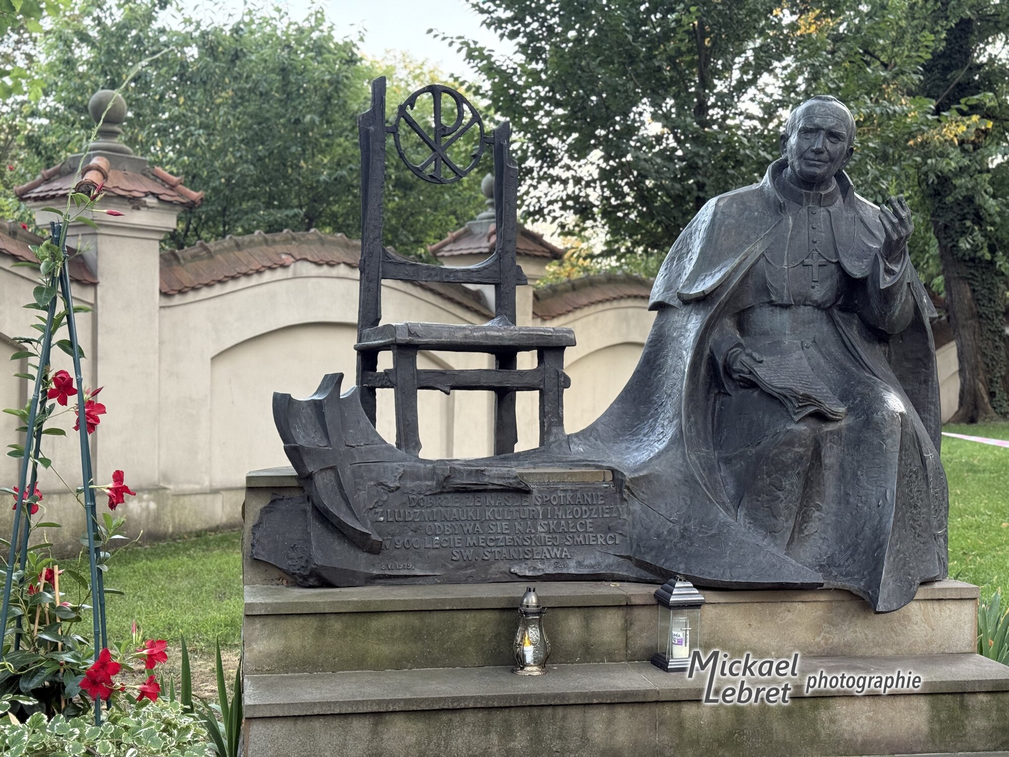 Le monument à Jean-Paul II et sa chaise brisée, dans l'enclos