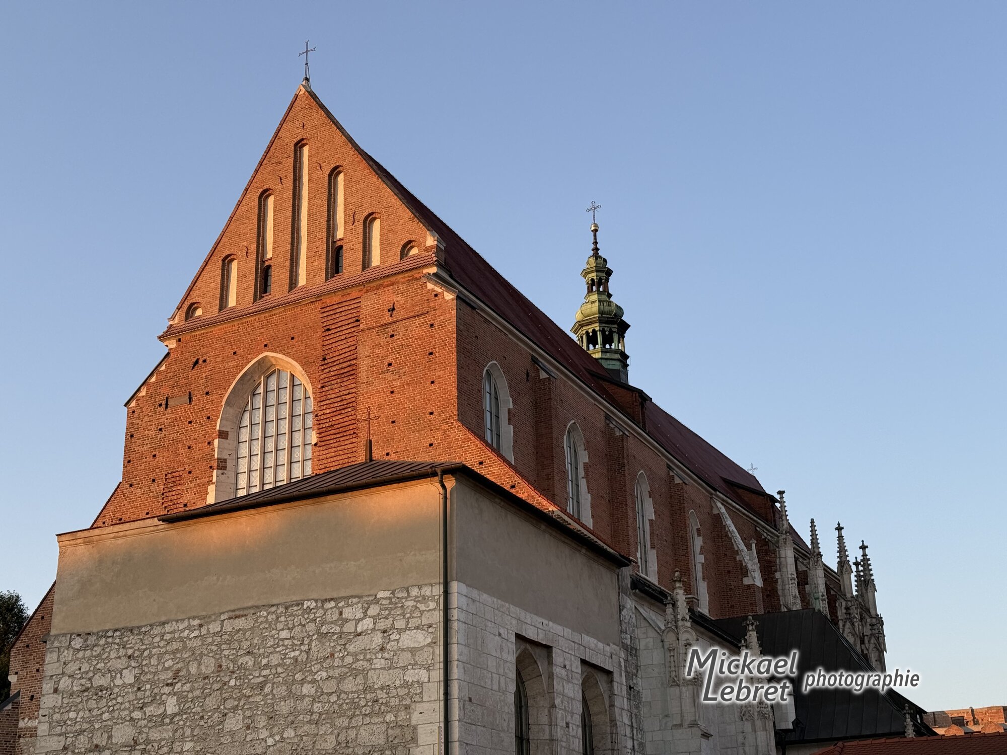 Les hauts murs gothiques de l'Église Sainte-Catherine au soleil couchant
