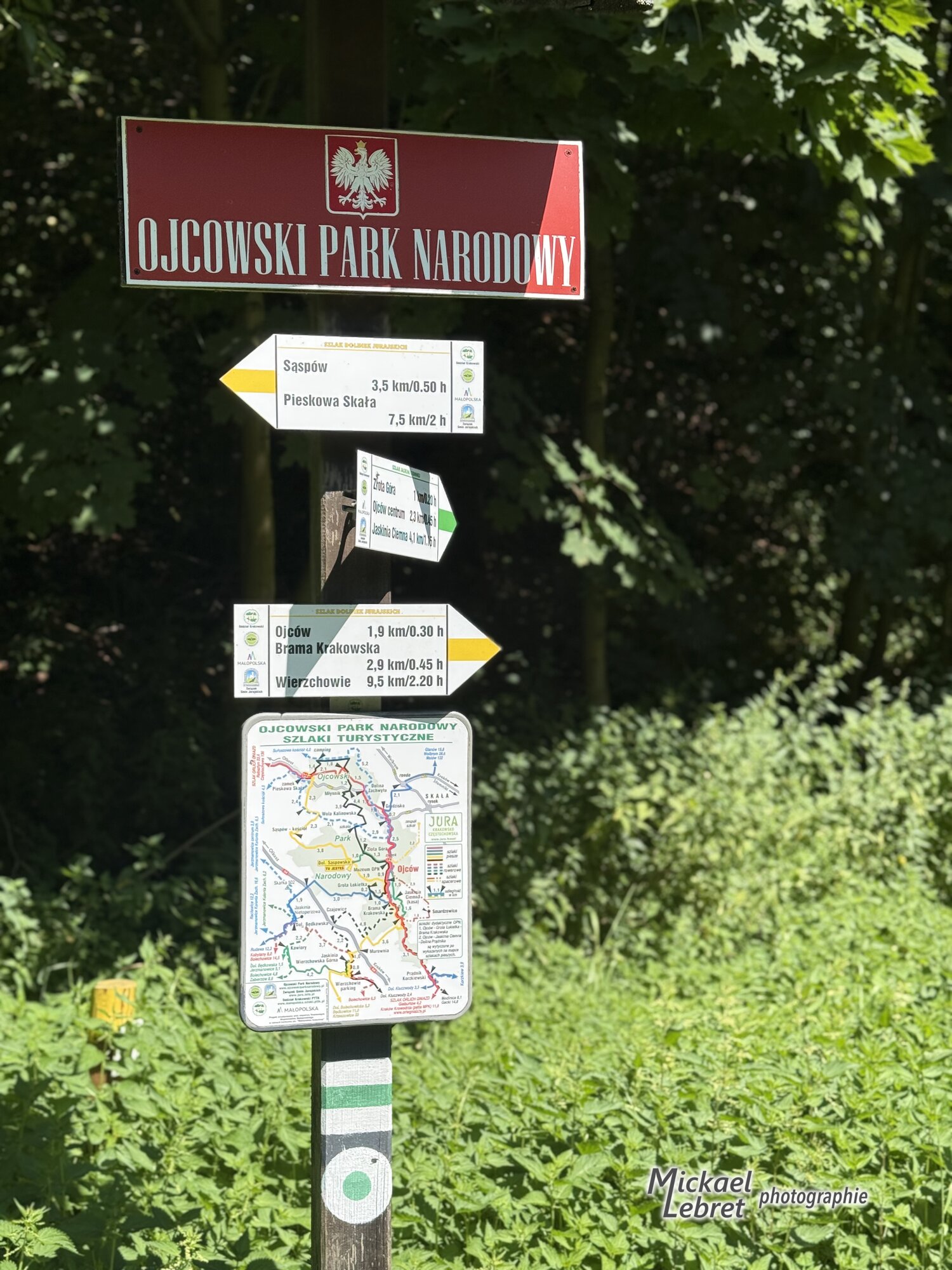 Le poteau de balisage près de l'abri, là où il fallait tourner