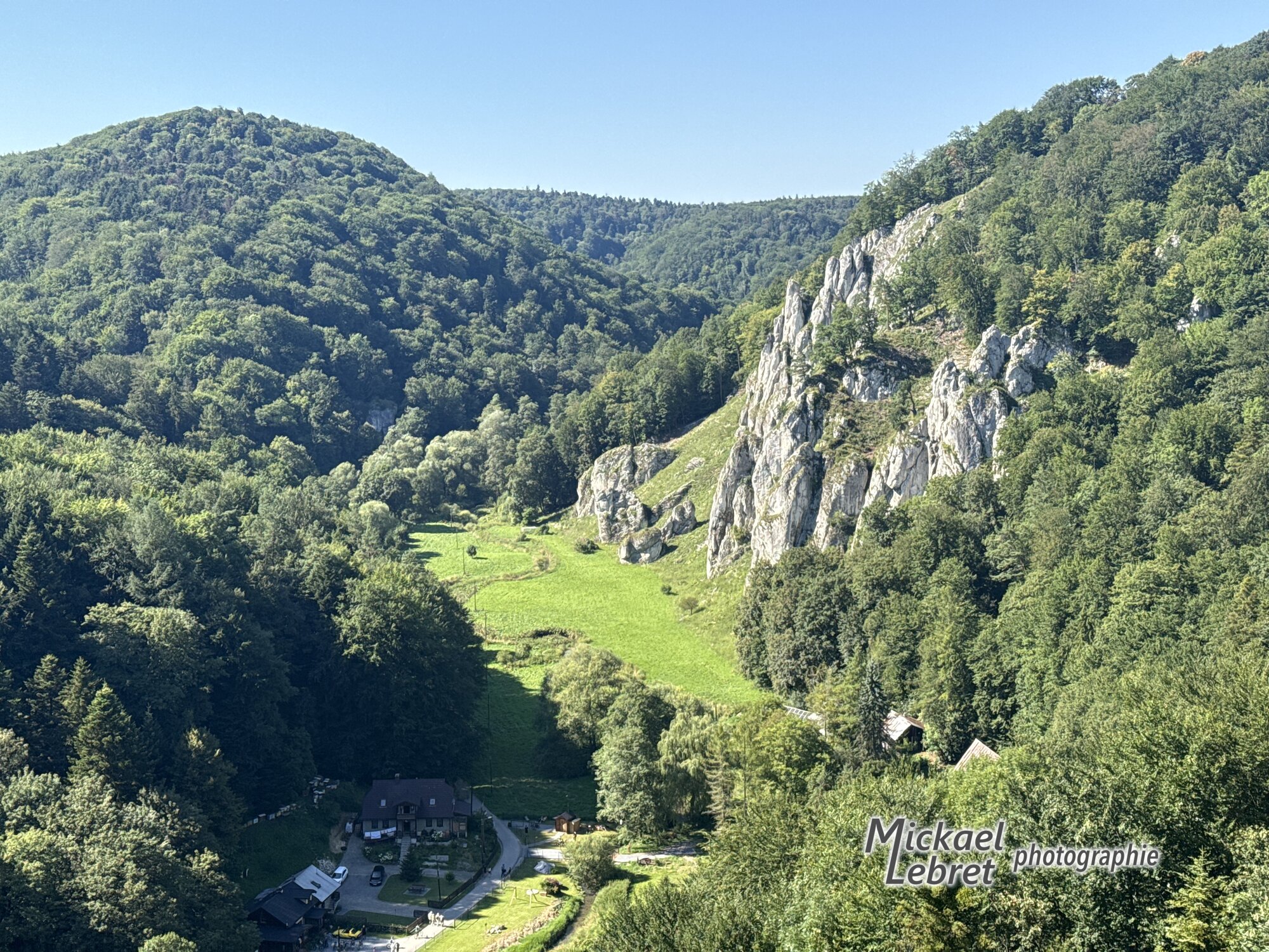 Dernier regard sur la vallée avant la grande descente