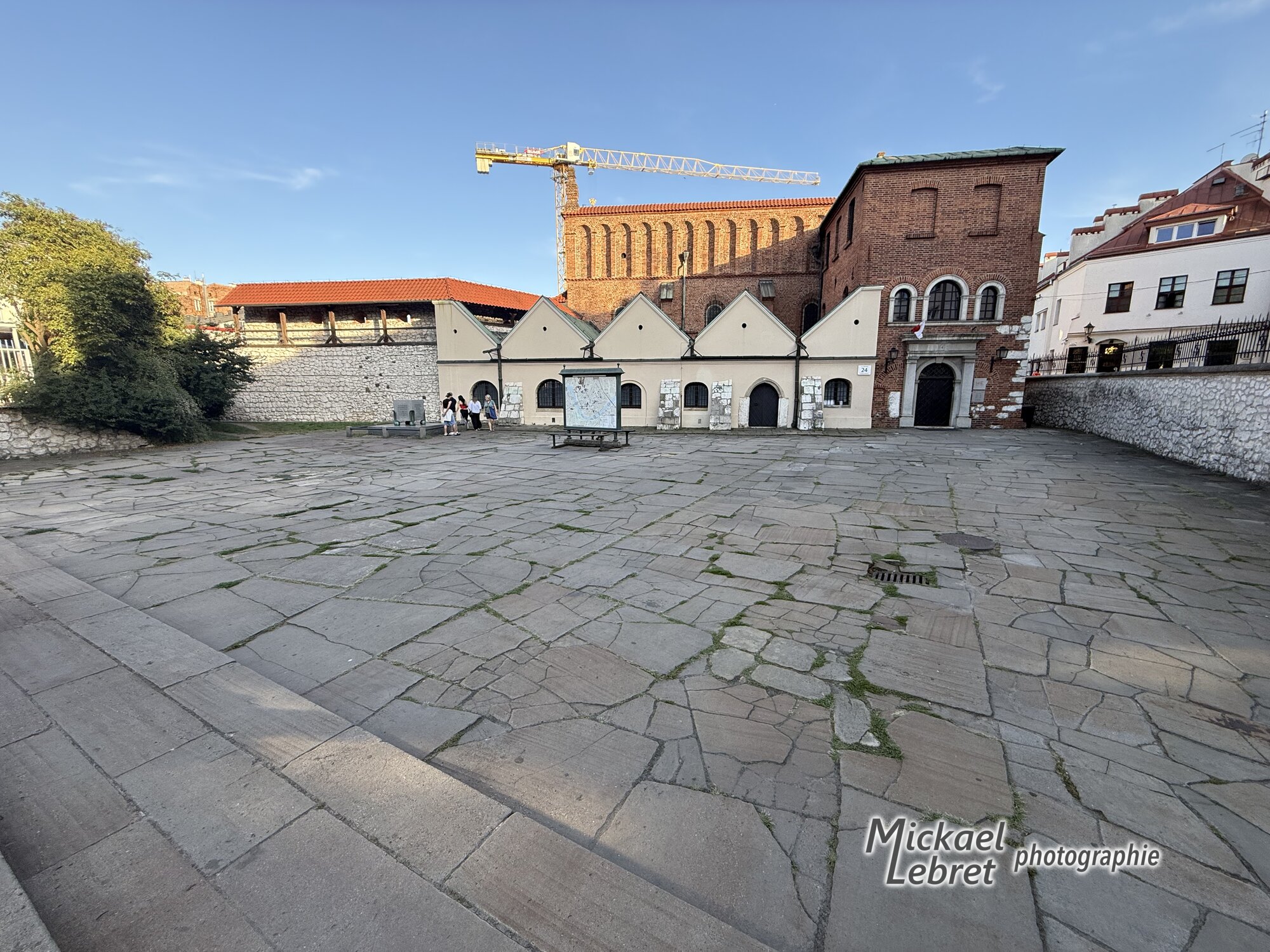 La Vieille Synagogue et son esplanade dallée