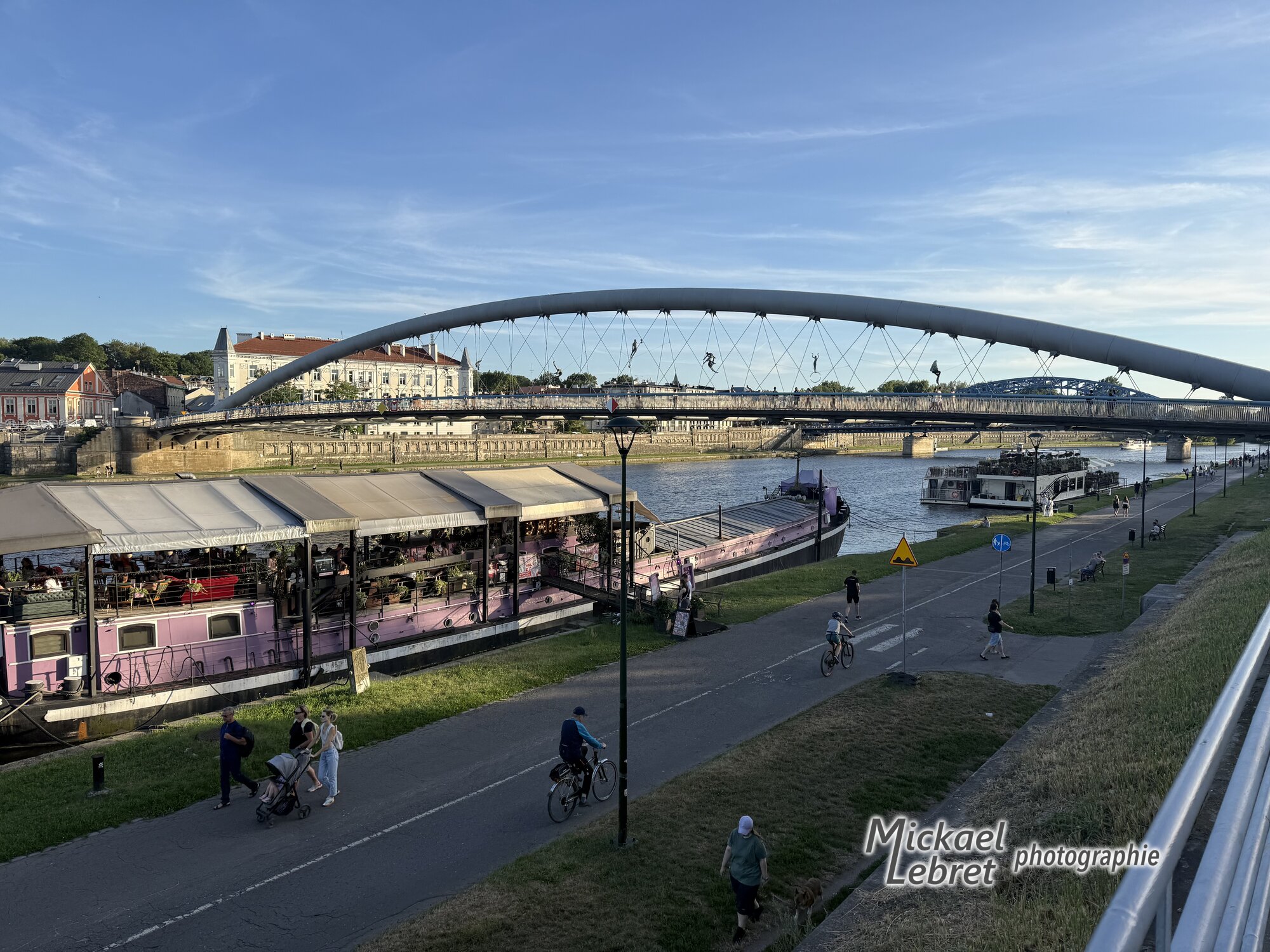 La passerelle et ses funambules, péniche-bar au premier plan