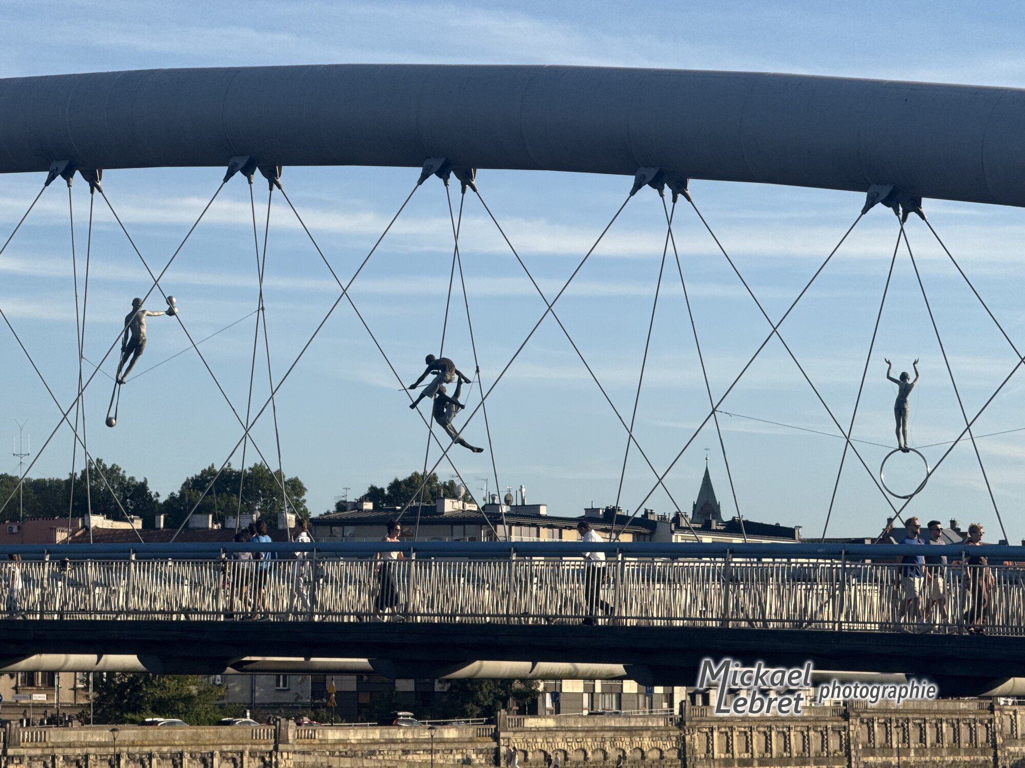 Trois acrobates en équilibre sur les câbles
