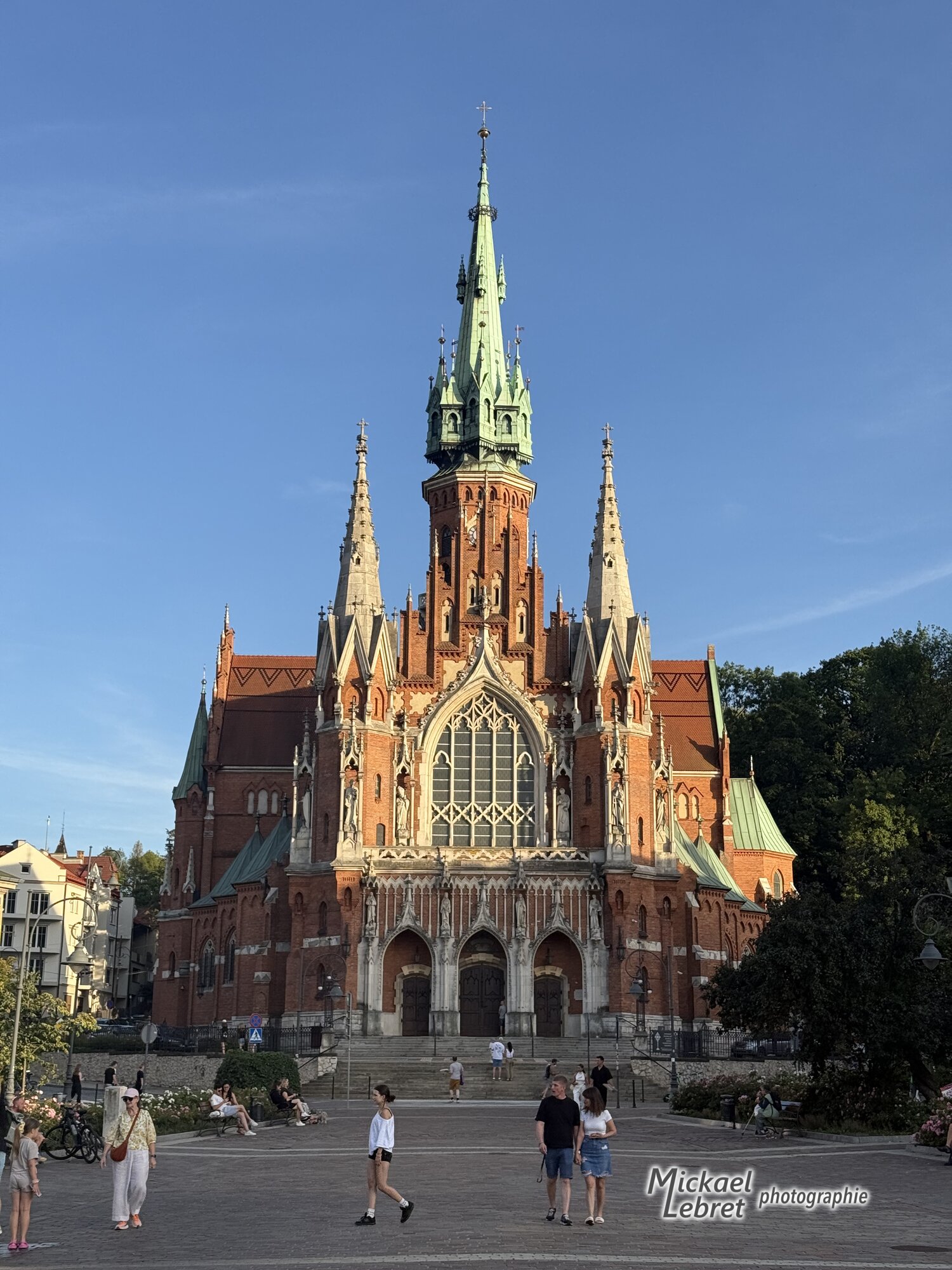 L'Église Saint-Joseph, au fond du Rynek Podgórski