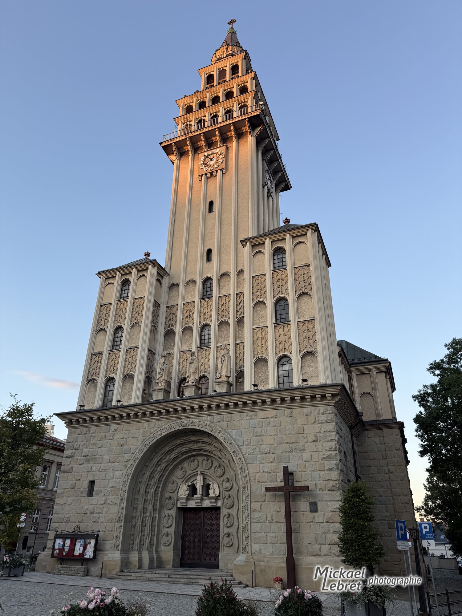 La cathédrale Saint-Nicolas dans la lumière du soir