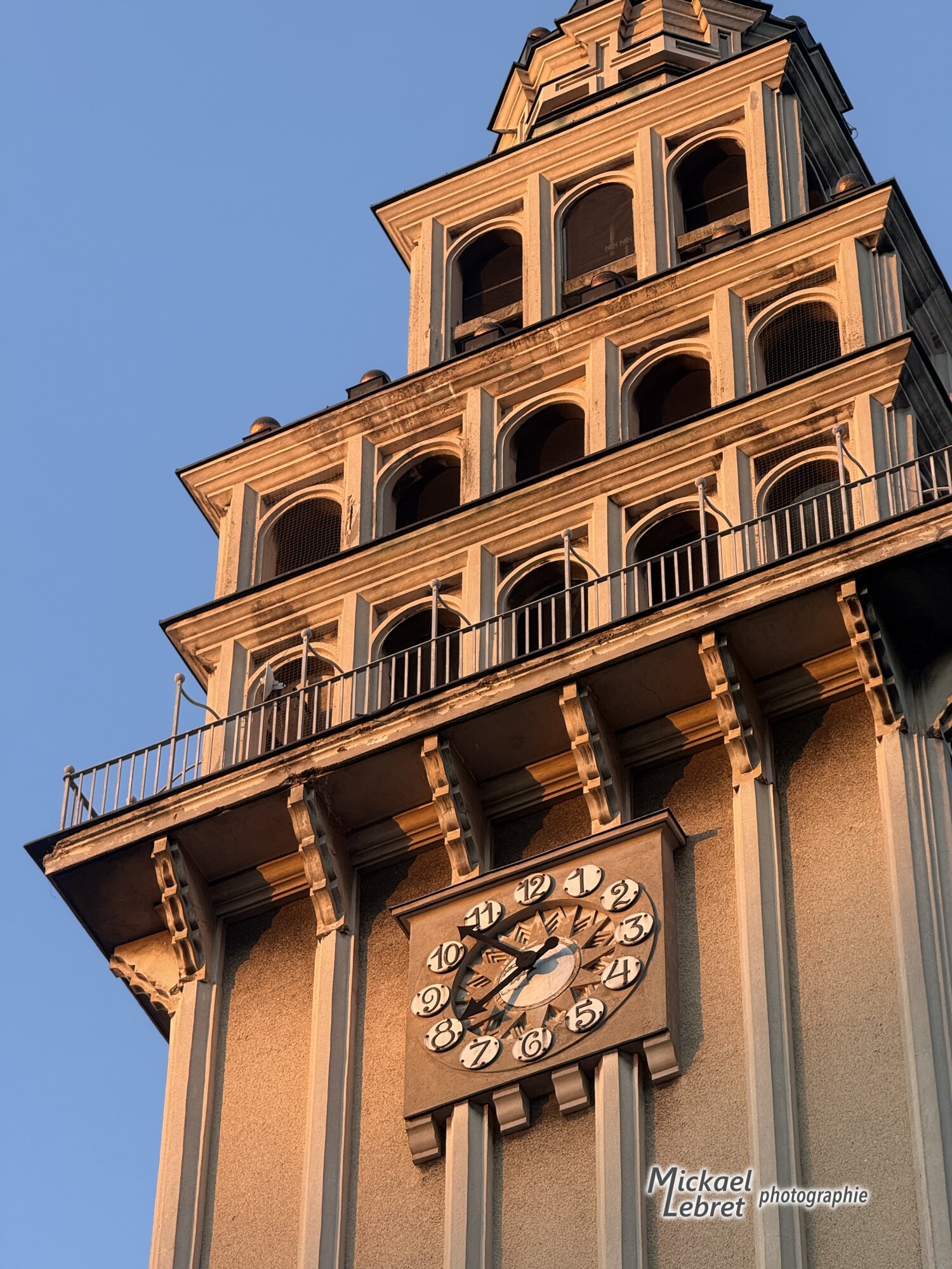 Les étages à arcades et l'horloge de la tour