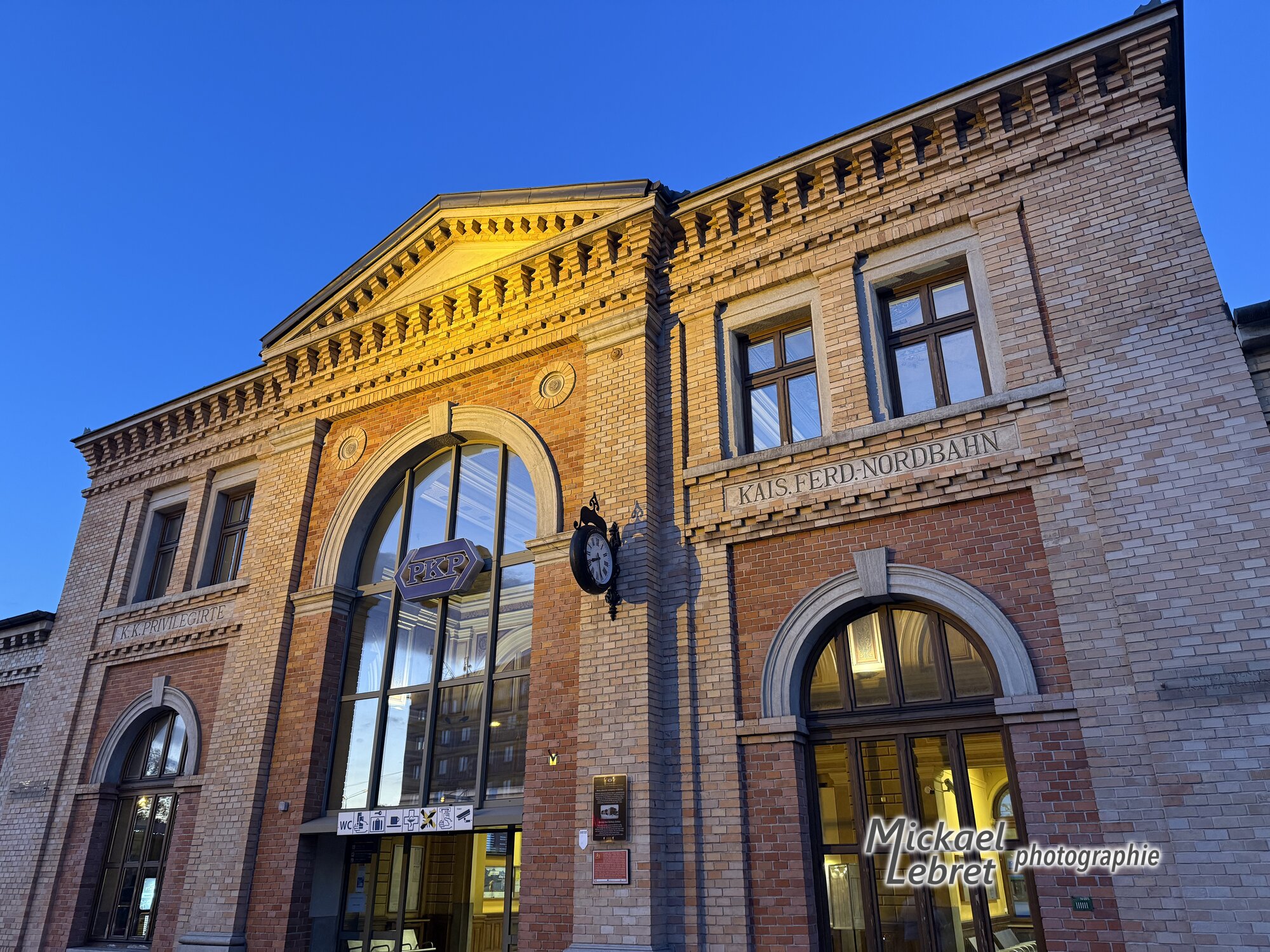 La façade de 1890 et son inscription « Kais. Ferd. Nordbahn »