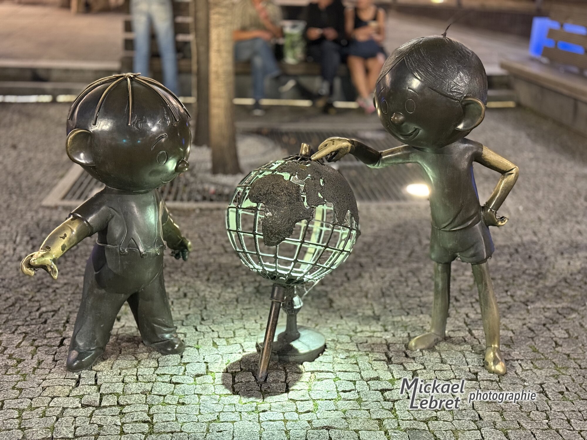 Bolek et Lolek autour de leur globe terrestre