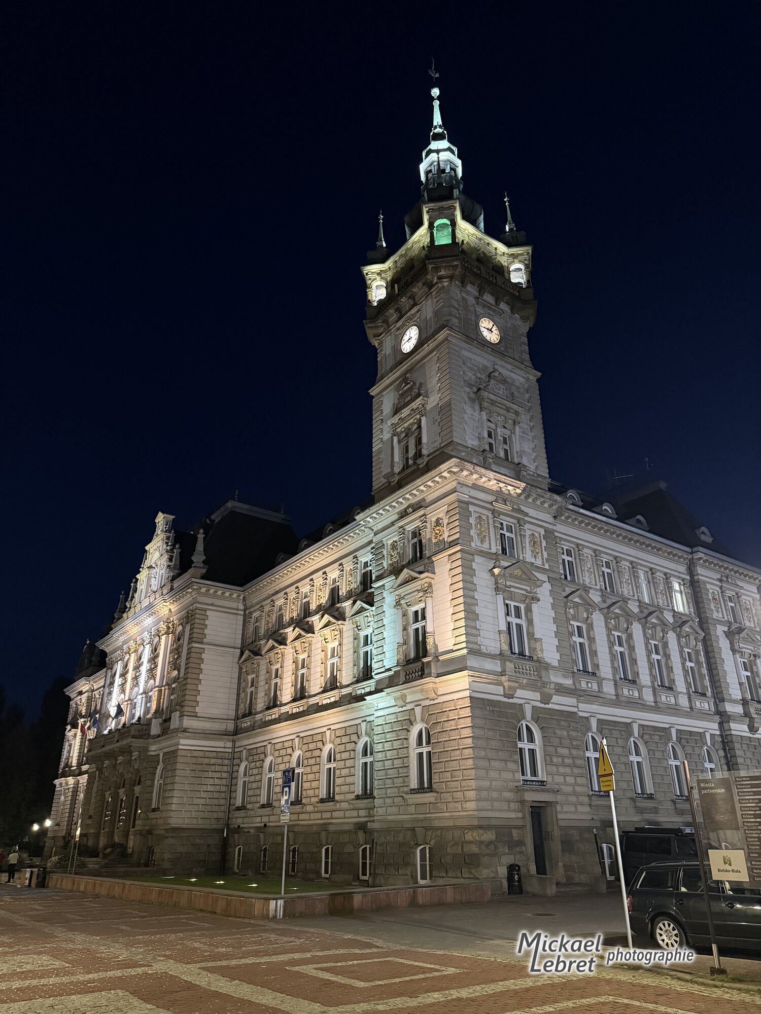 L'hôtel de ville et sa tour d'horloge illuminées