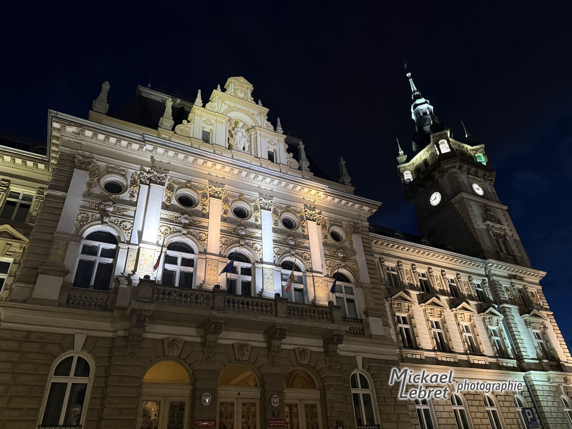 Les façades éclairées du Plac Ratuszowy
