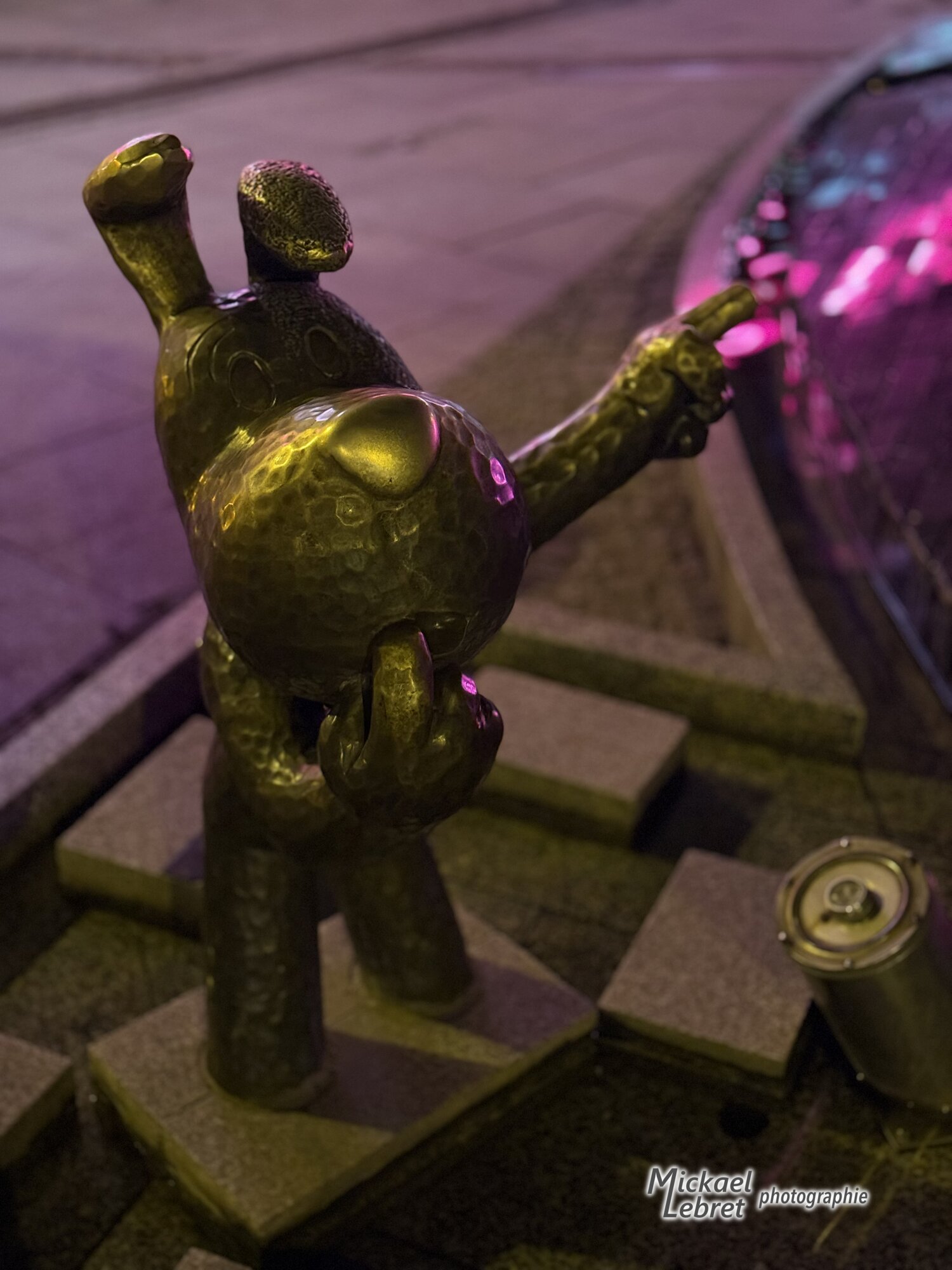 Reksio, patte tendue vers sa fontaine en forme d'œuf