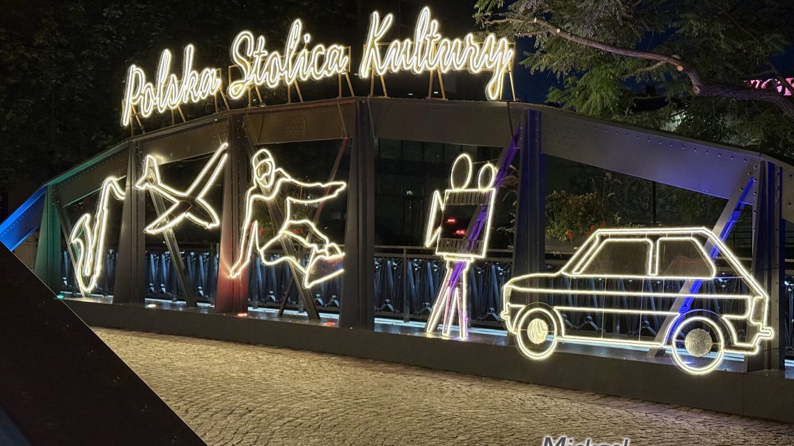 Bielsko-Biała de nuit : deux villes, des néons et des héros de dessins animés