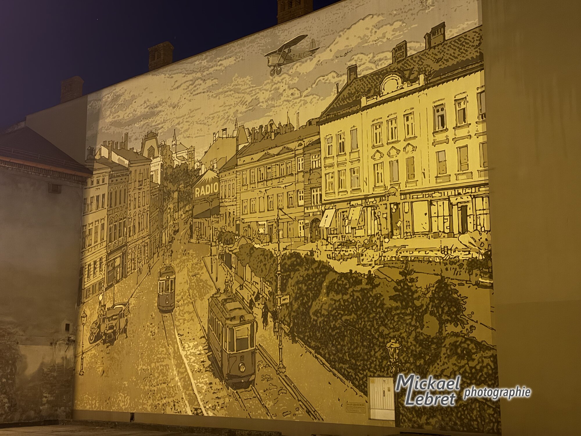 La fresque sépia du vieux Bielsko, trams et biplan compris