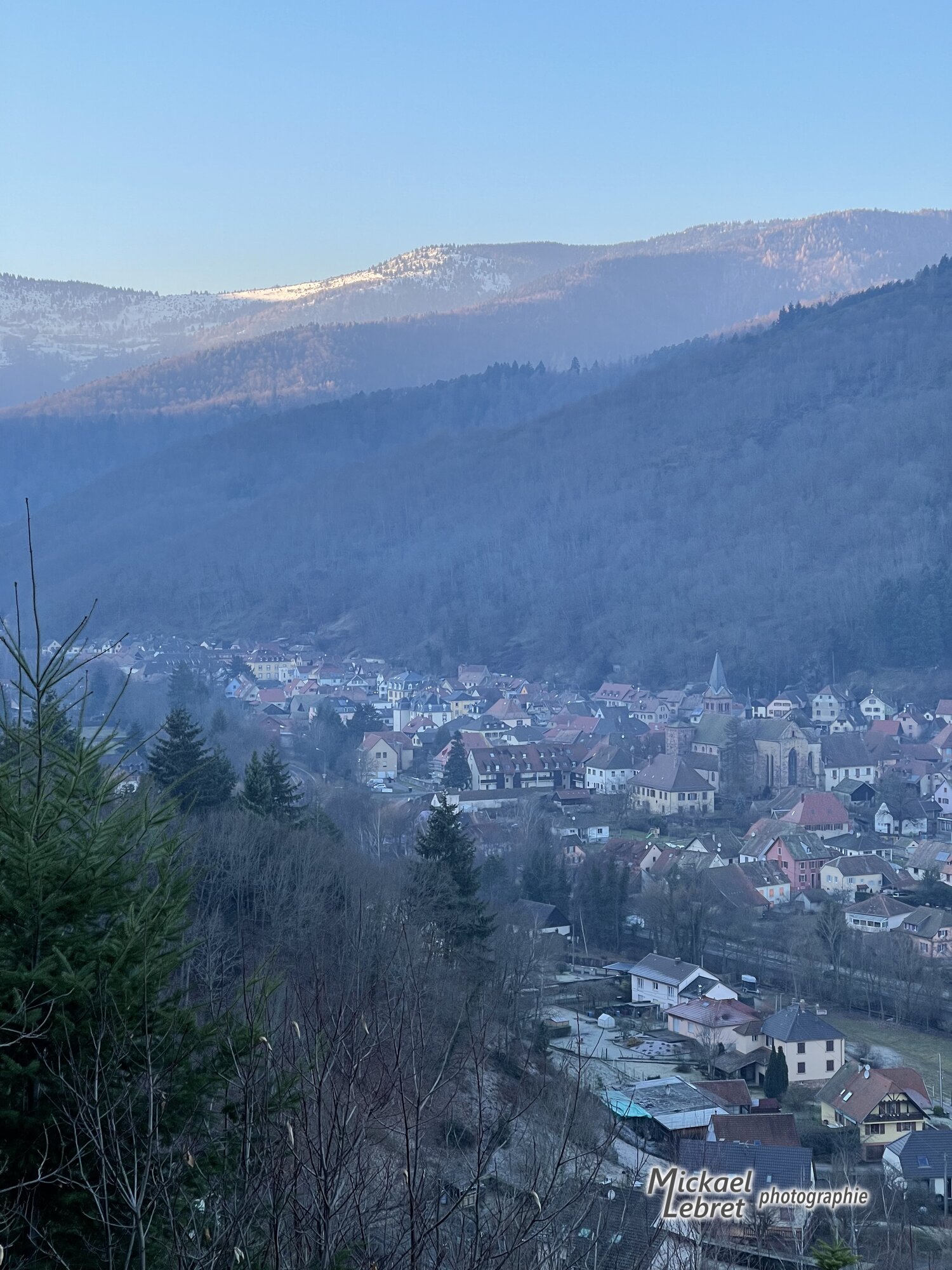 Le même village de Lautenbach, dans la brume et sous les crêtes saupoudrées