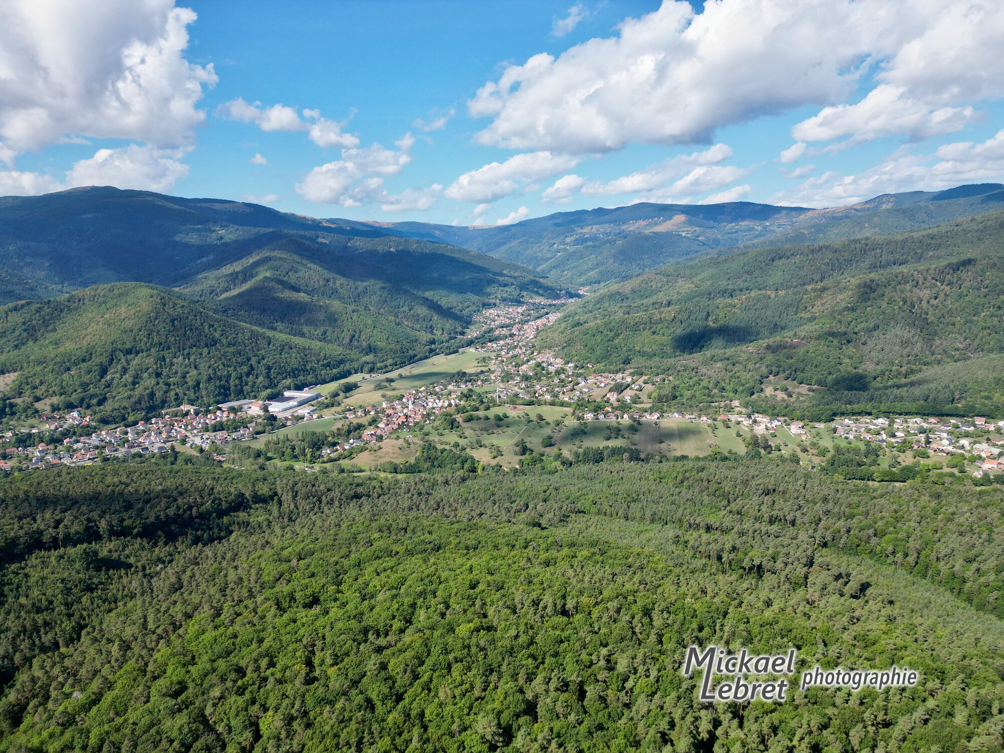 Le Florival vu du ciel au-dessus de la forêt du Schimberg, Buhl et Schweighouse au premier plan, Lautenbach un peu plus loin