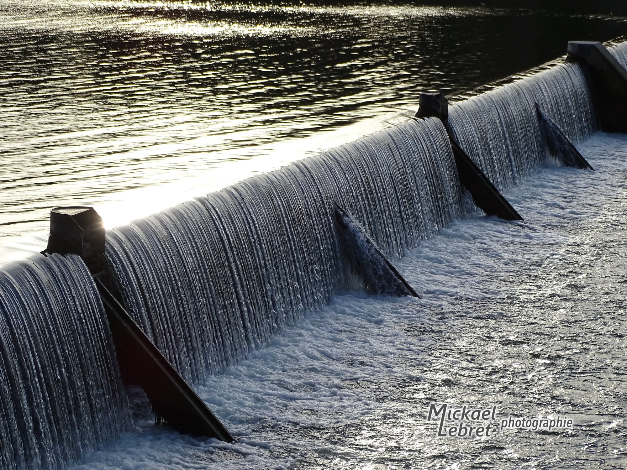 La lame d'eau du seuil, en mars 2017