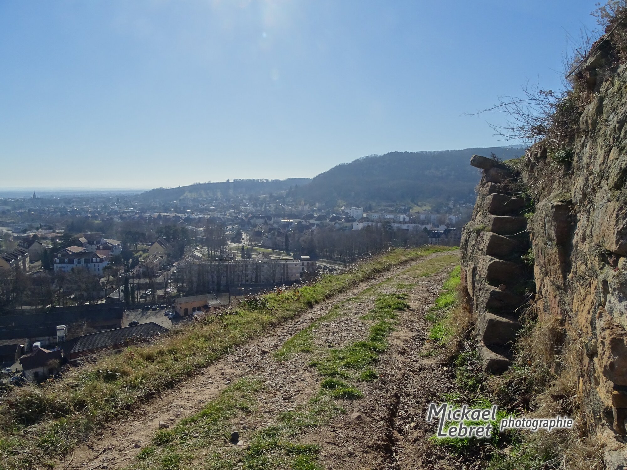 Au-dessus des toits de Guebwiller, l'entrée du Florival en plein soleil d'hiver