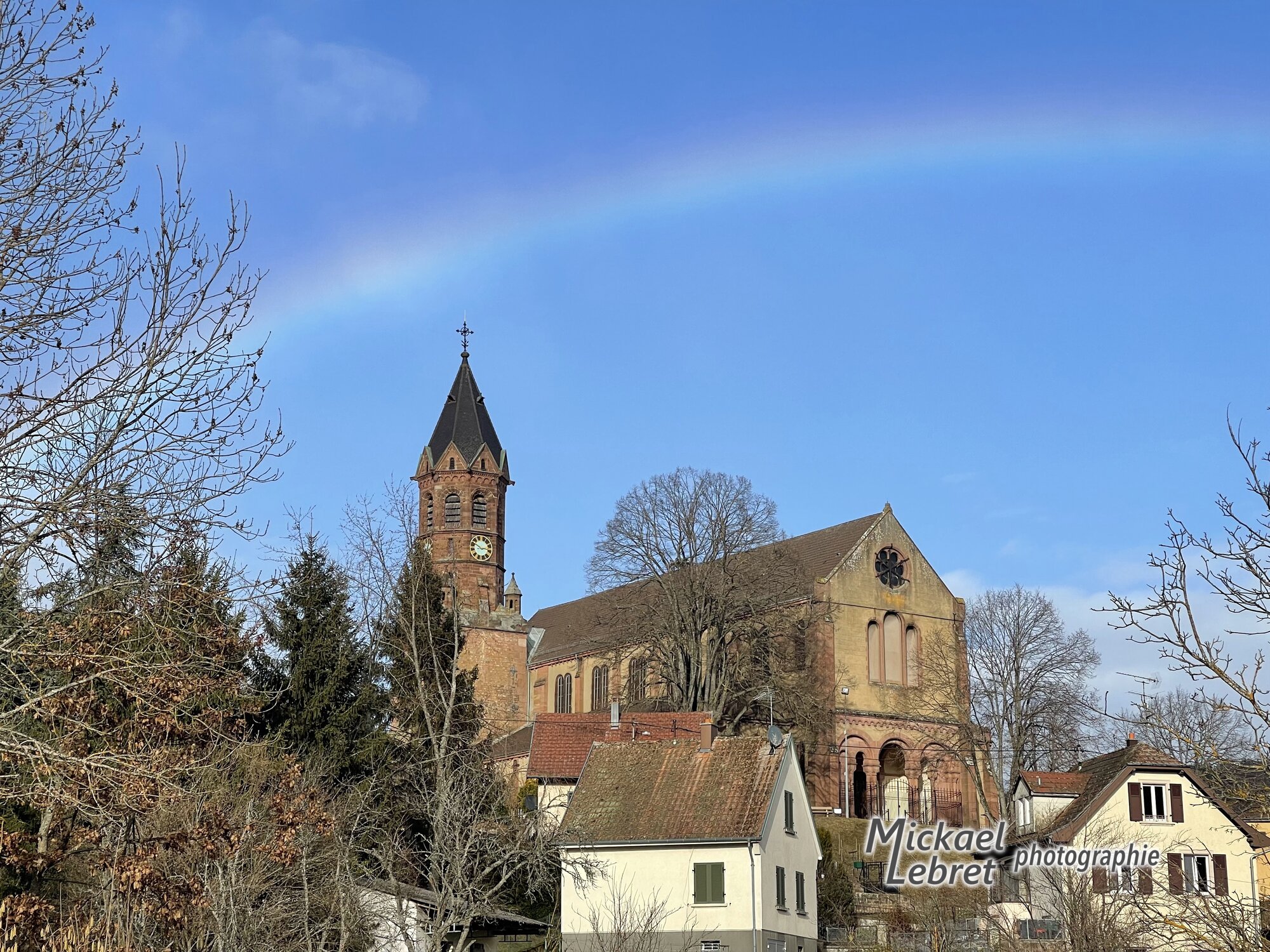 Arc-en-ciel d'hiver au-dessus de l'église Saint-Jean-Baptiste de Buhl