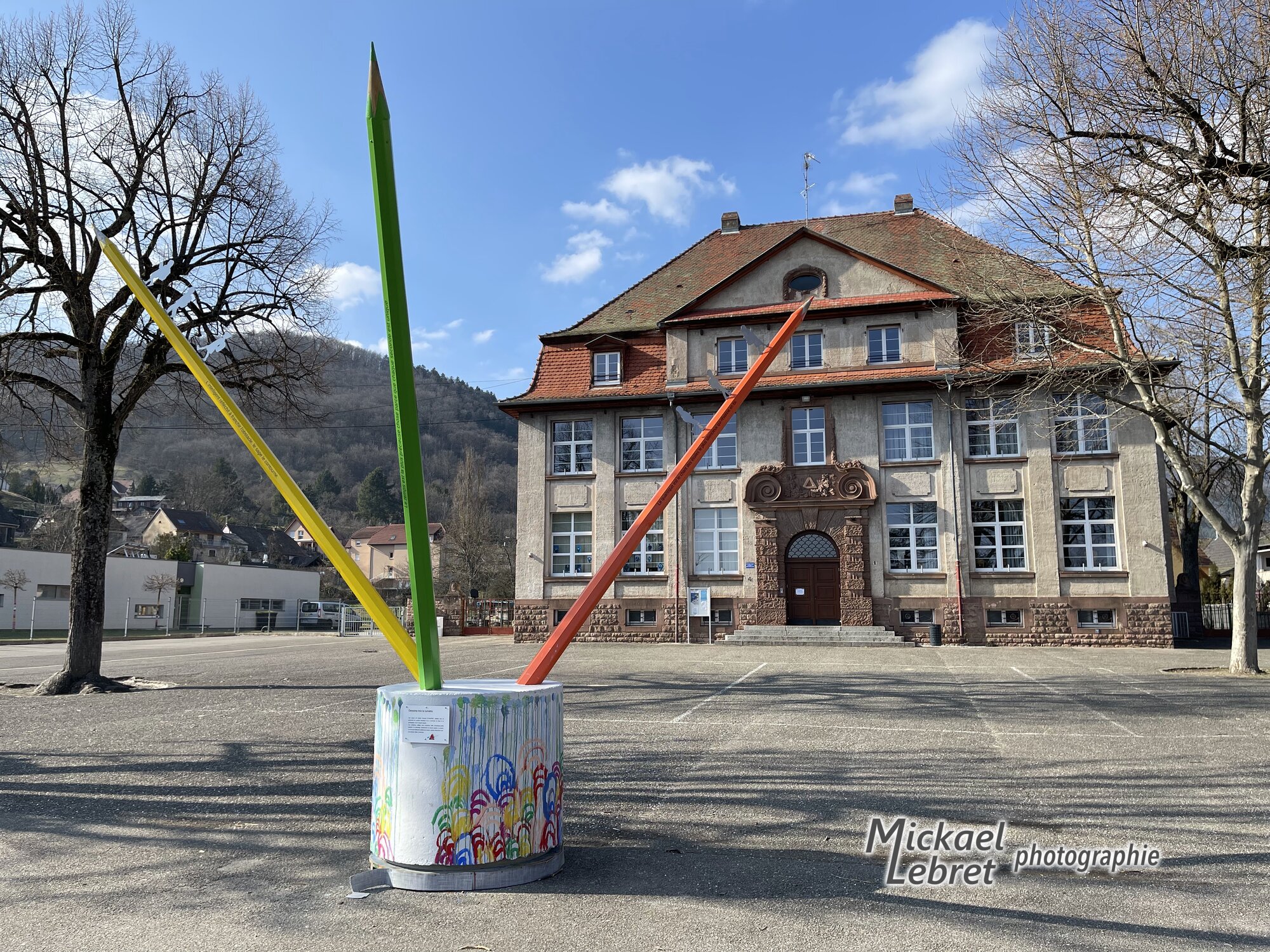 Le point de départ : l'école Maurice-Koechlin de Buhl et son pot à crayons géant
