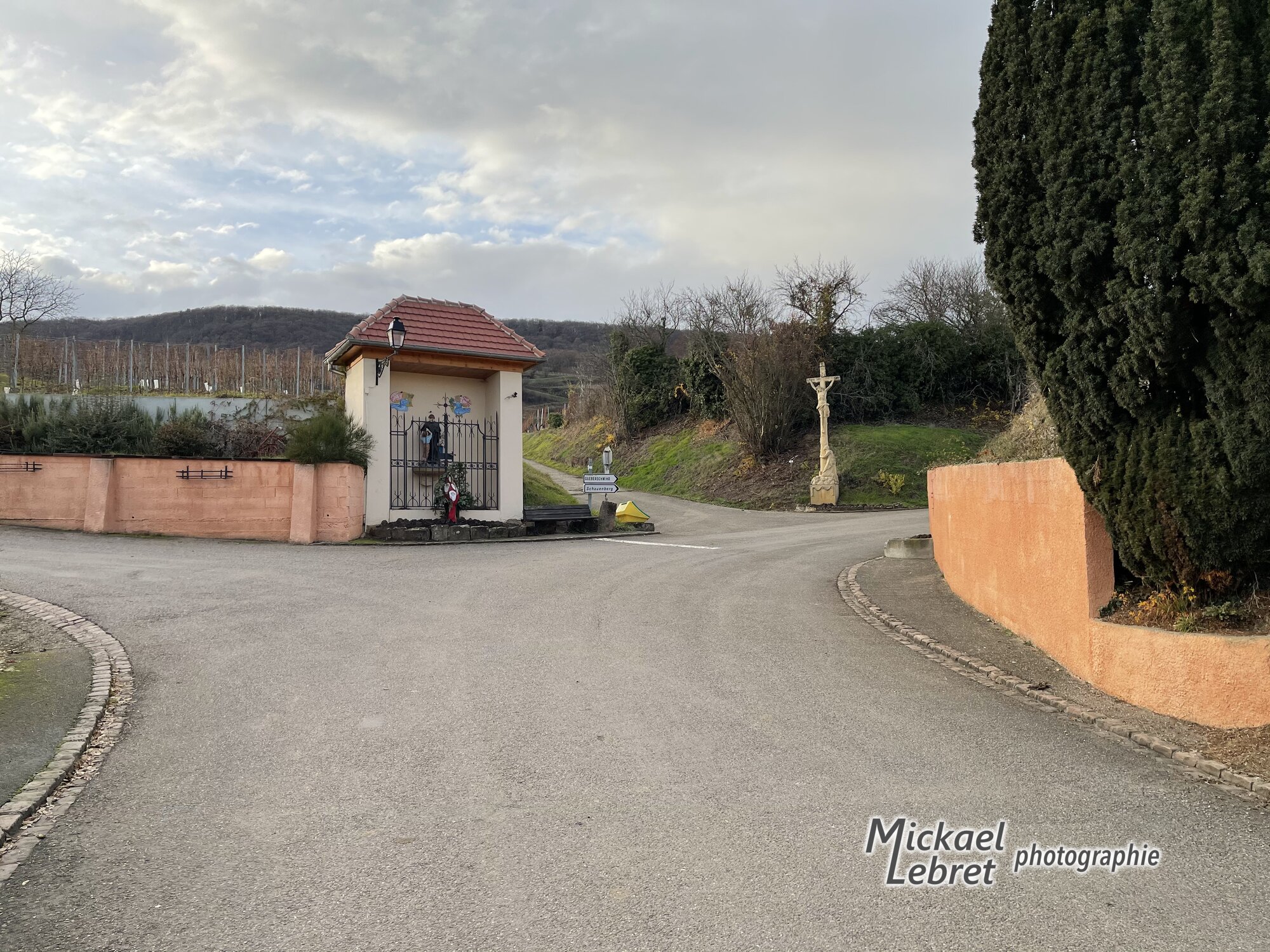 L'oratoire Saint-Jean-Bosco et son calvaire, à la sortie du village