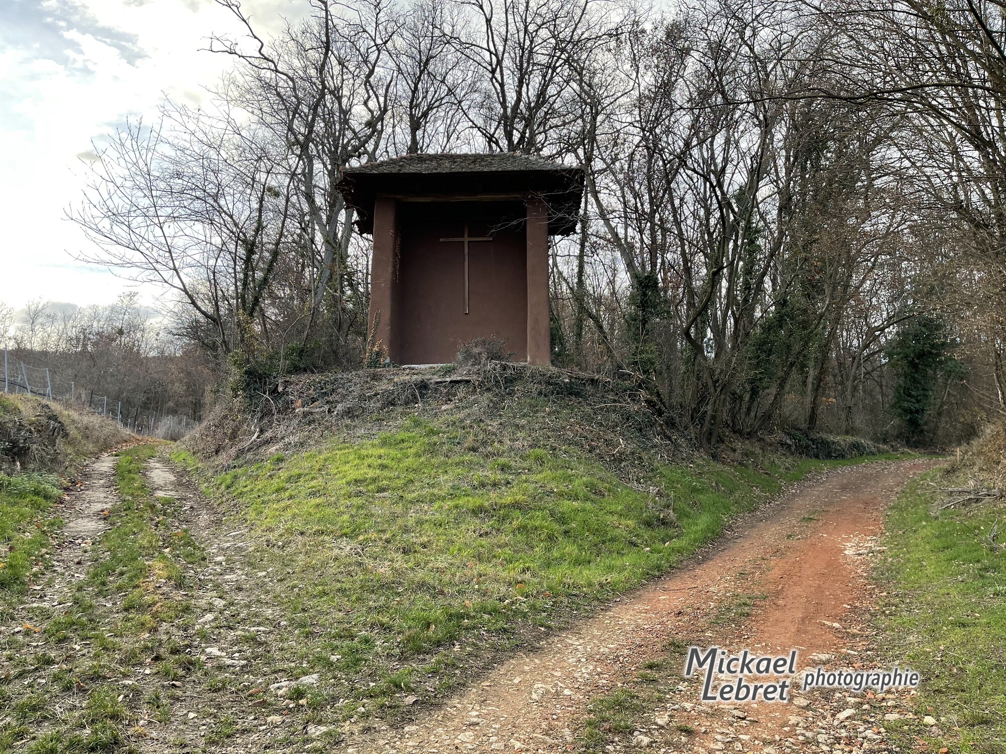 Un des oratoires anonymes du vignoble, à une fourche de chemins