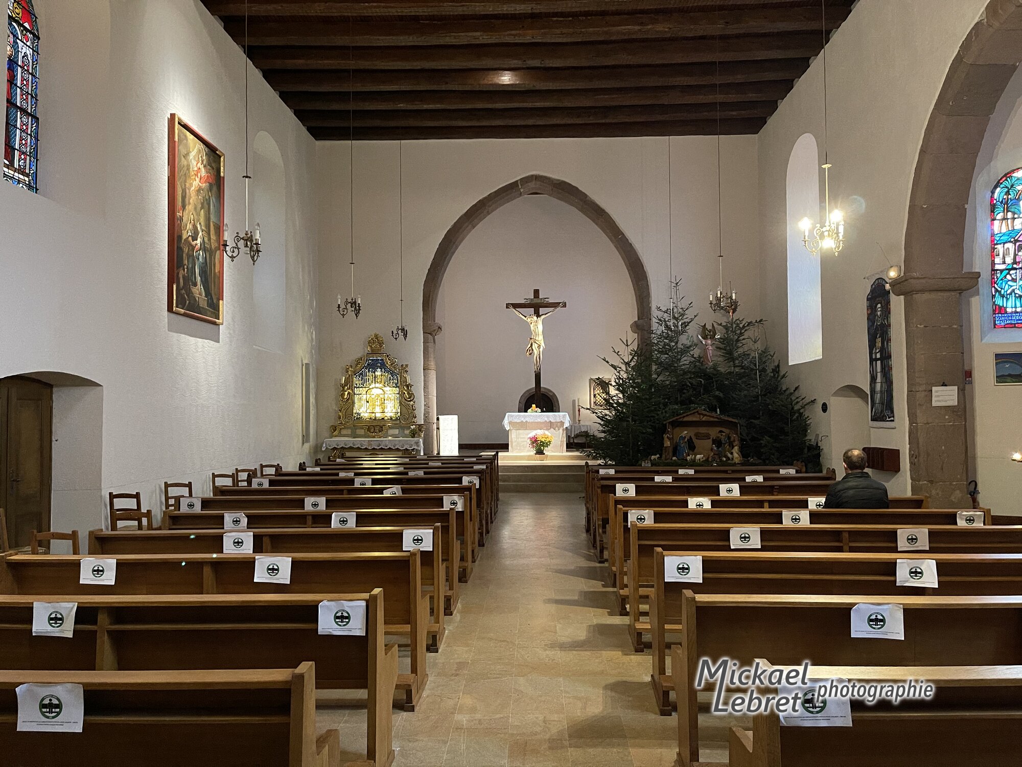 L'intérieur de Notre-Dame du Schauenberg, décoré pour Noël, avec ses affichettes de distanciation