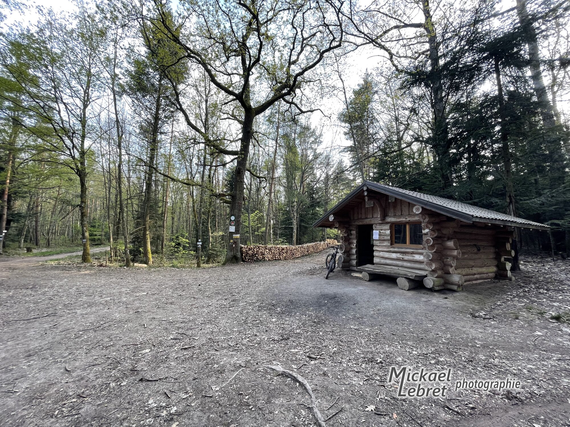 Le refuge en rondins du col du Dreibannstein, le vélo posé à l'entrée