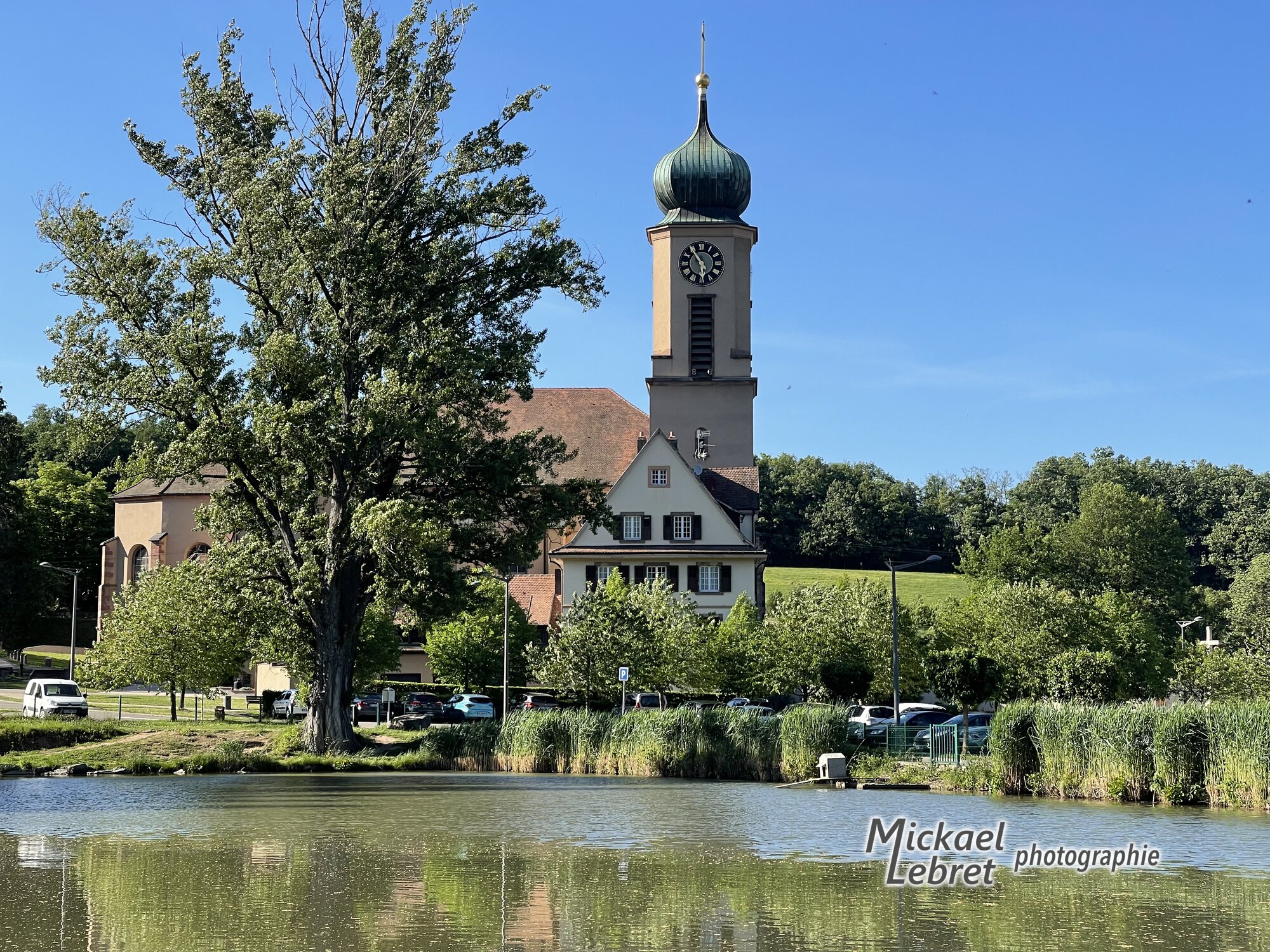 La basilique de Thierenbach vue de l'autre rive de l'étang