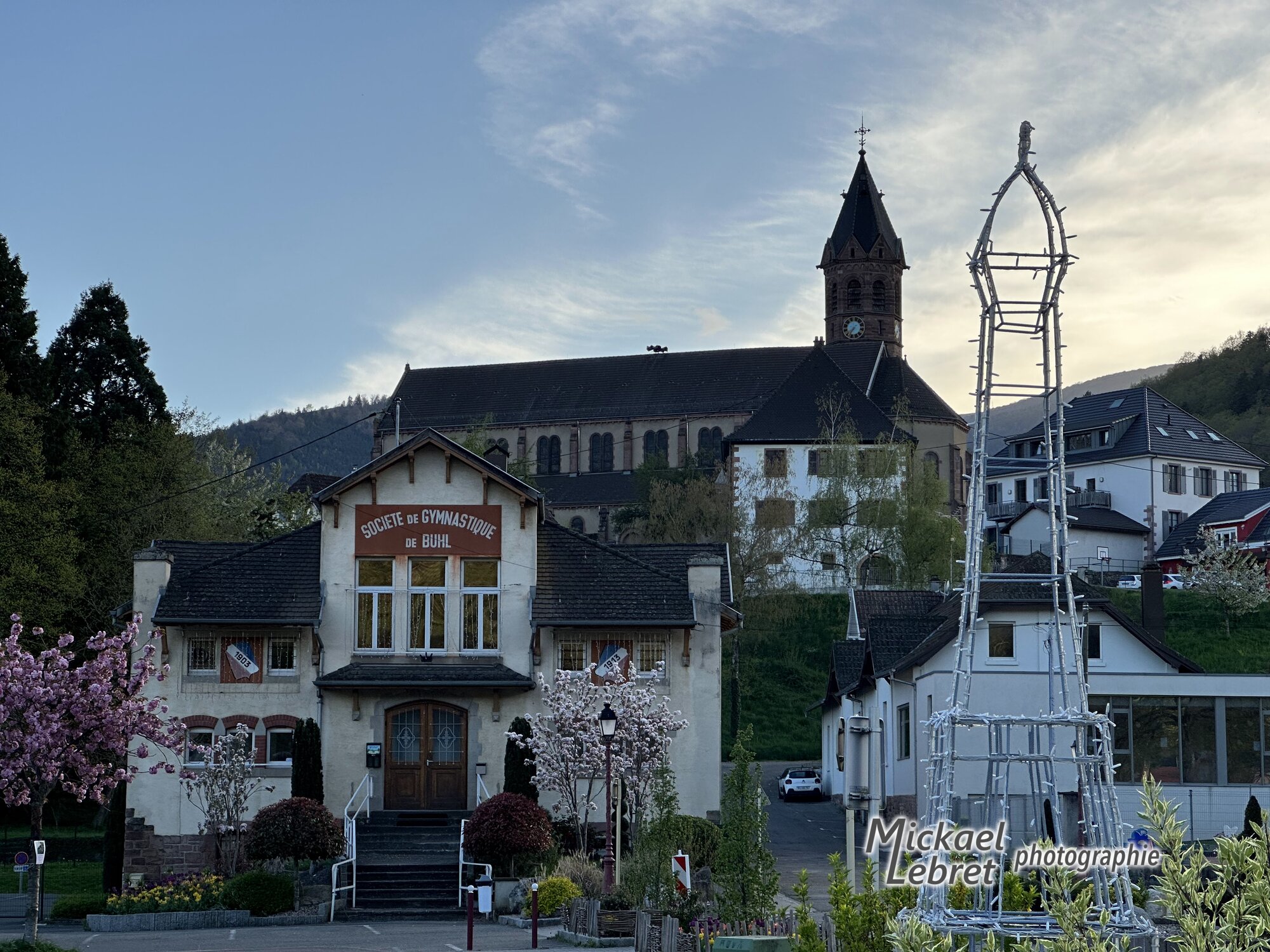 L'église et la salle de la Société de Gymnastique (1903 et 1913 en façade), un soir d'avril