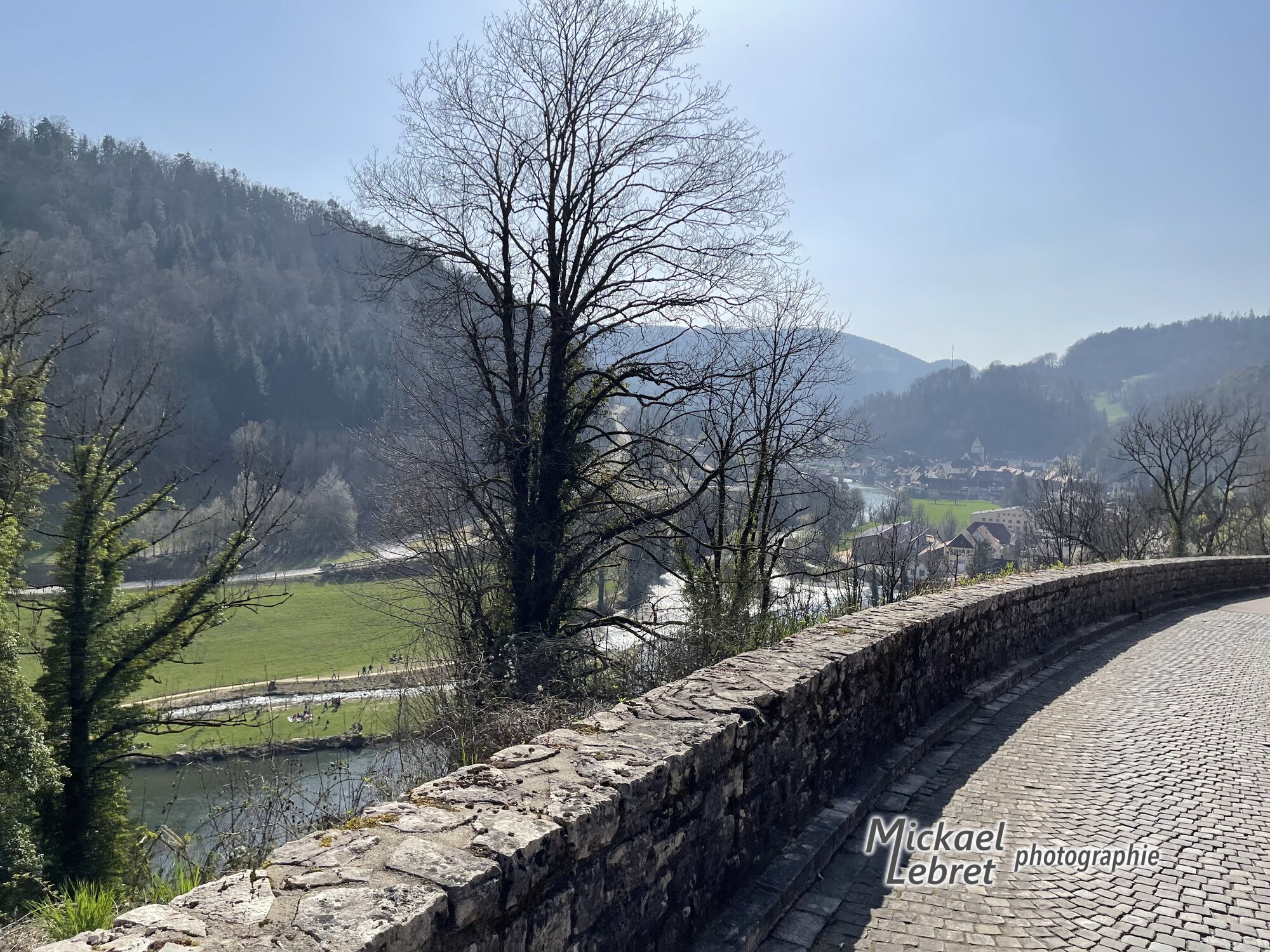 La vieille route pavée en balcon au-dessus du Doubs