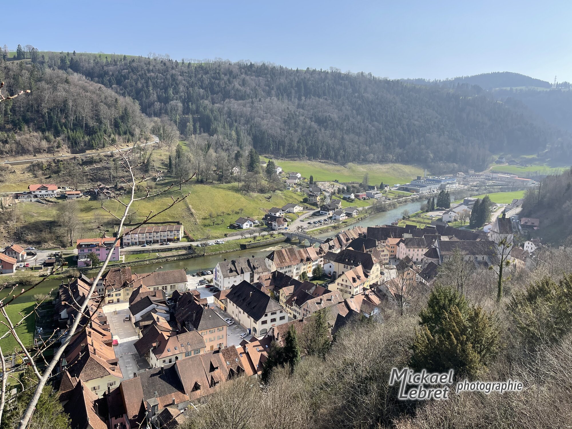 Saint-Ursanne, le Doubs et le pont Saint-Jean vus du belvédère