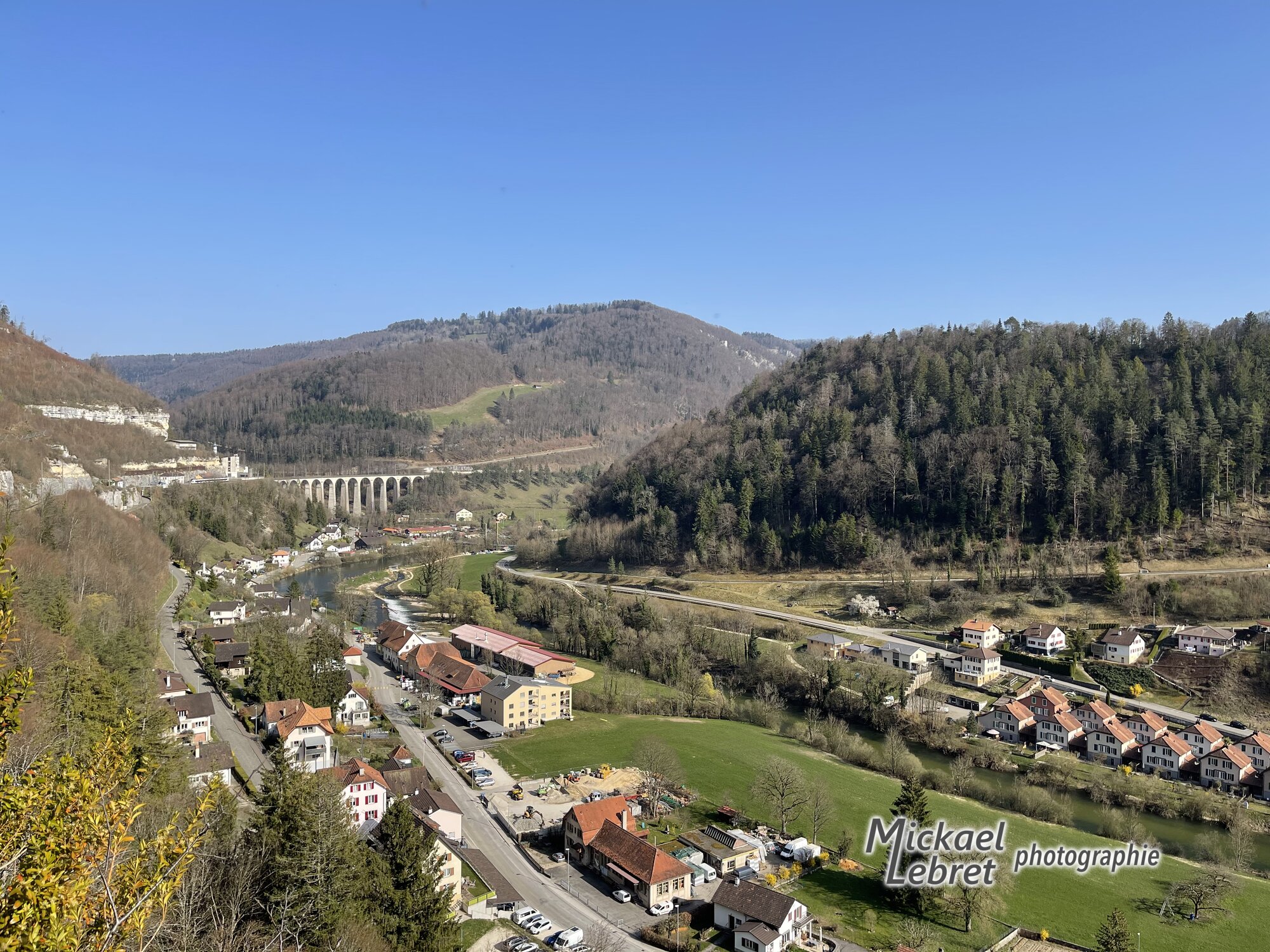 Vers l'est, le viaduc de Combe Maran et le seuil sur le Doubs