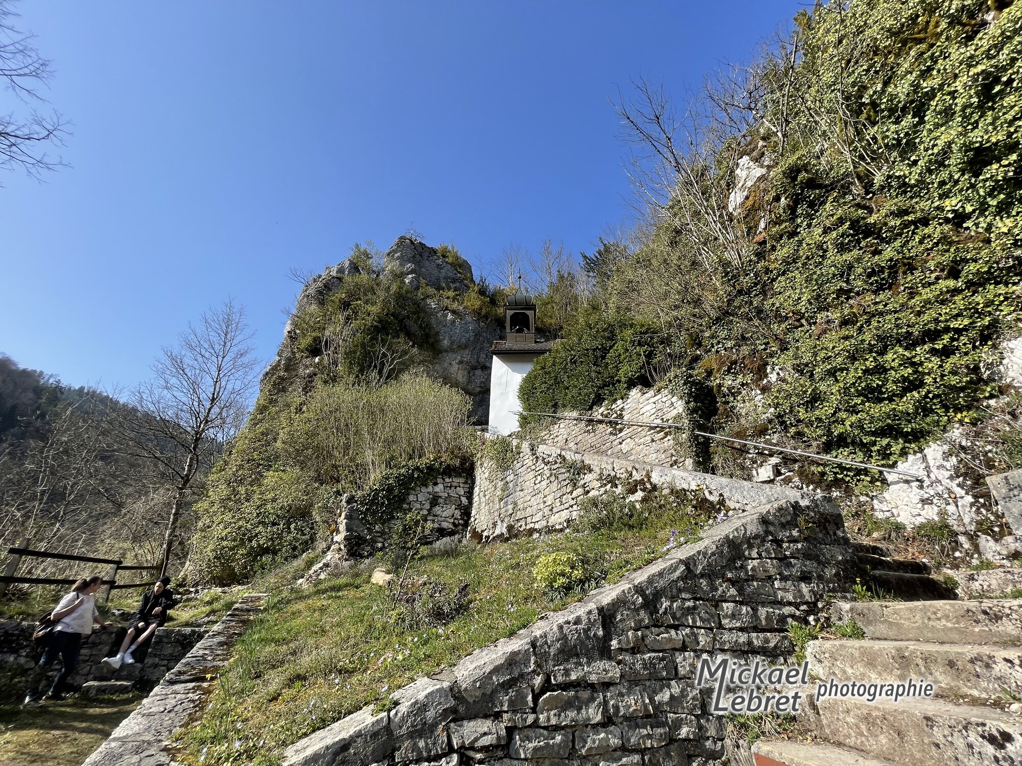 La chapelle de l'ermitage, perchée contre la falaise