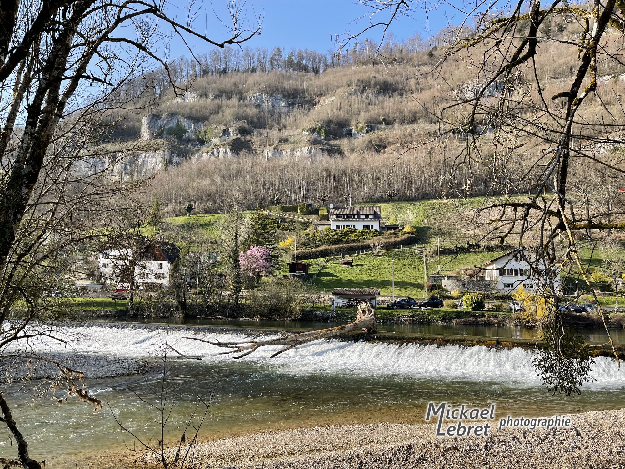 Le seuil du Moulin Grillon écume sur toute la largeur du Doubs