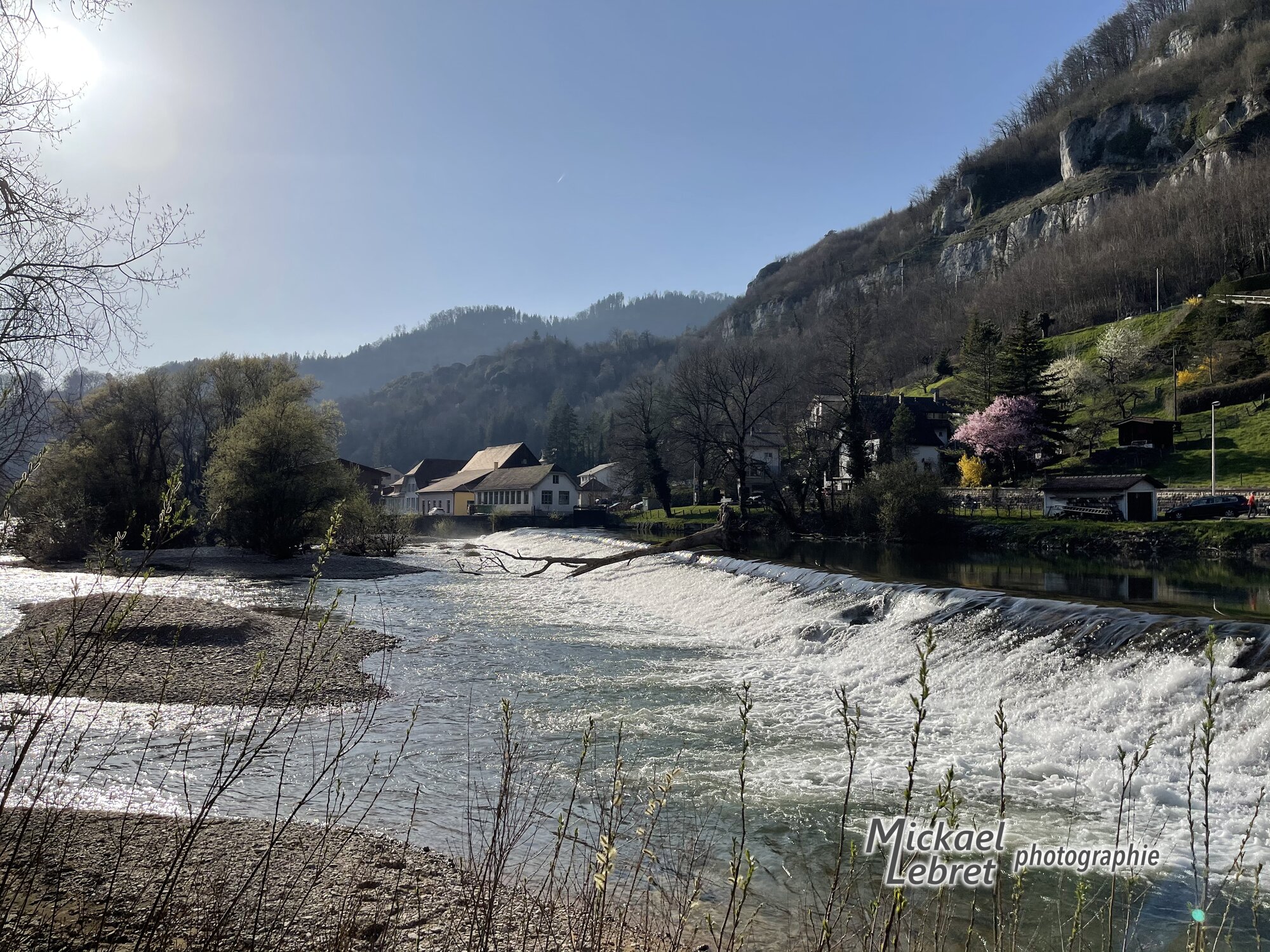 Le Doubs et son seuil dans la lumière du soir