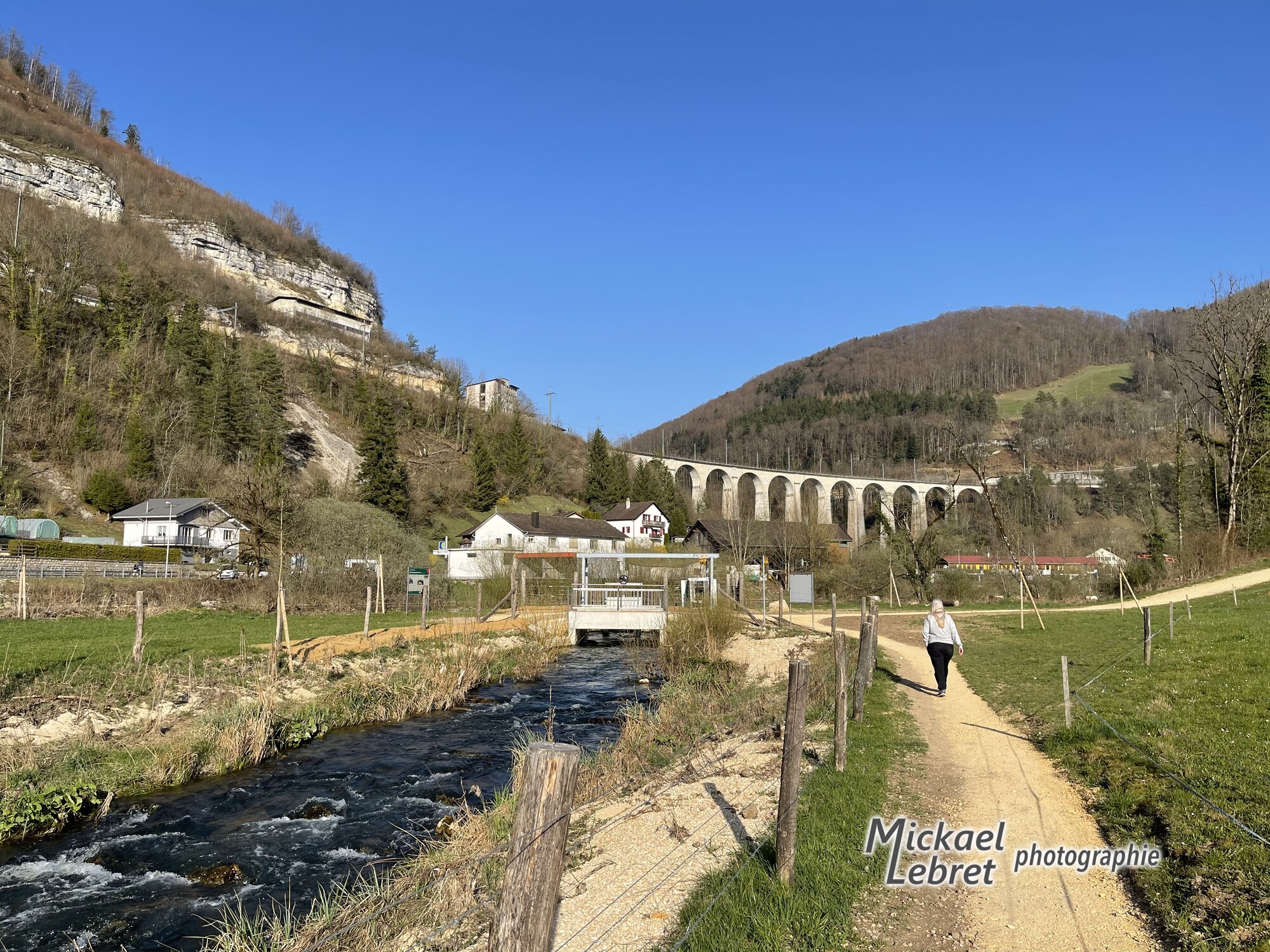 Le ruisseau de contournement de 2019, le viaduc en toile de fond
