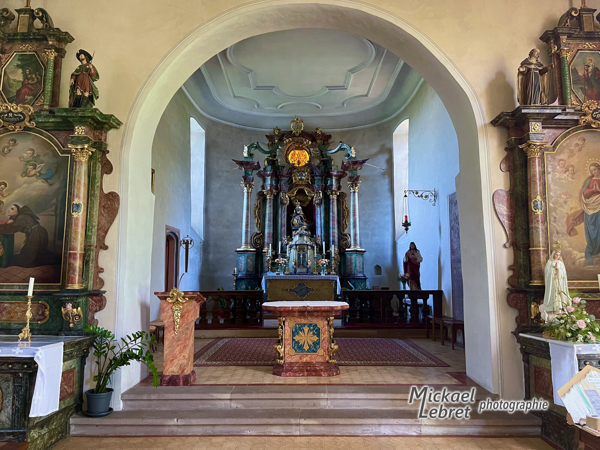 Le chœur de la chapelle et son maître-autel baroque