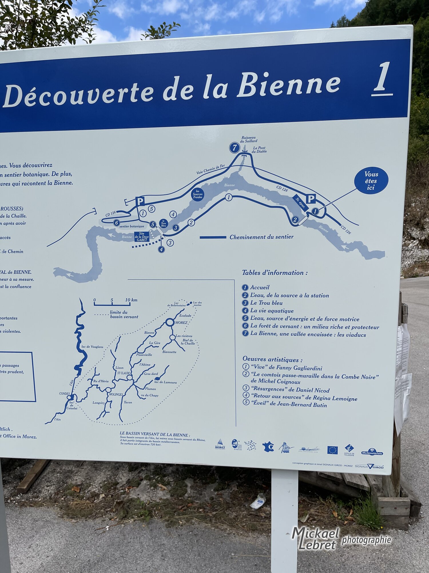 Le panneau d'accueil du sentier de découverte de la Bienne, avec la carte du parcours