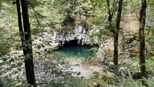 Le Trou Bleu de Morez, une résurgence turquoise au bord de la Bienne
