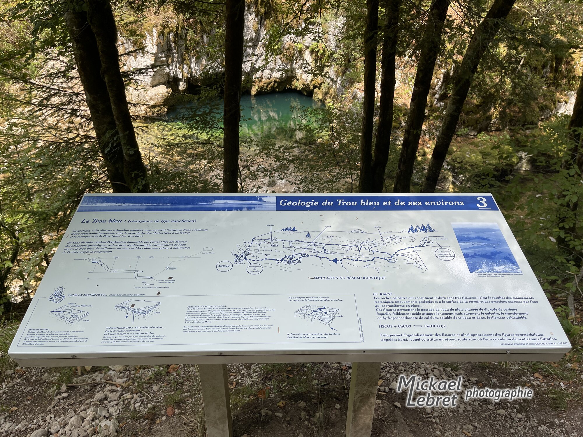 La table d'information sur la géologie du Trou Bleu, la résurgence derrière