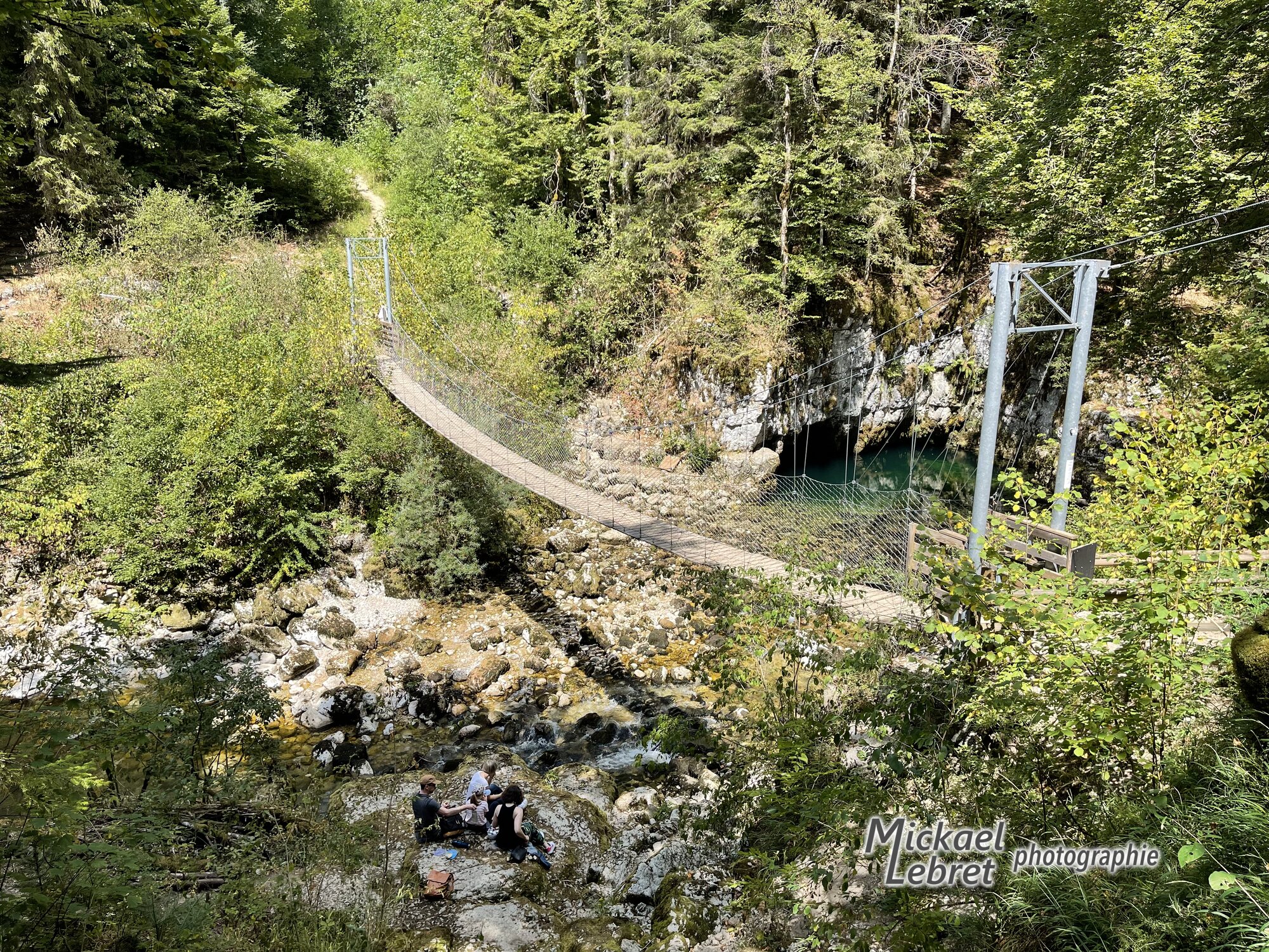 La seconde passerelle himalayenne au-dessus de la Bienne, le Trou Bleu à droite