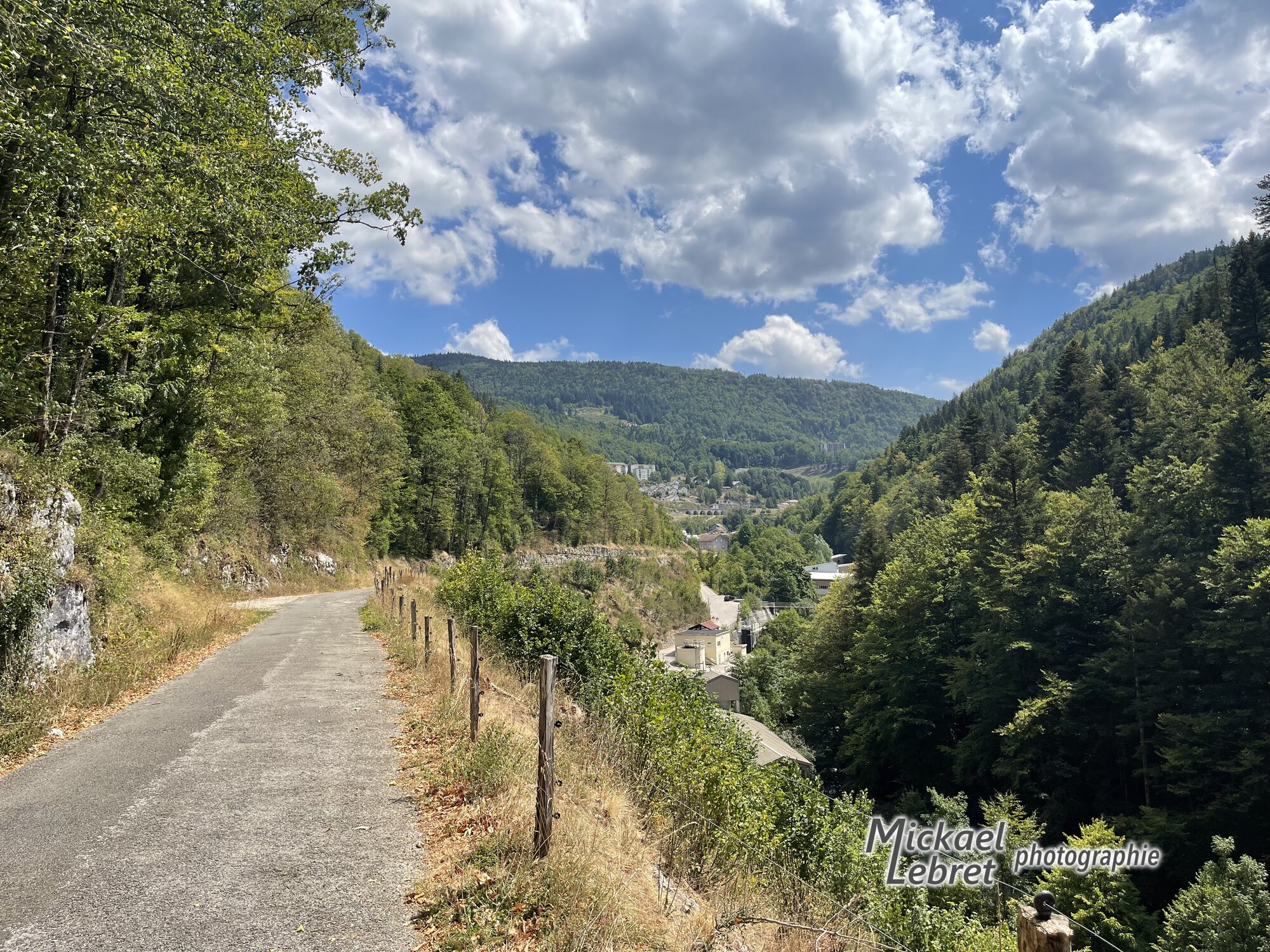 La petite route en balcon sur le retour, la vallée boisée en contrebas